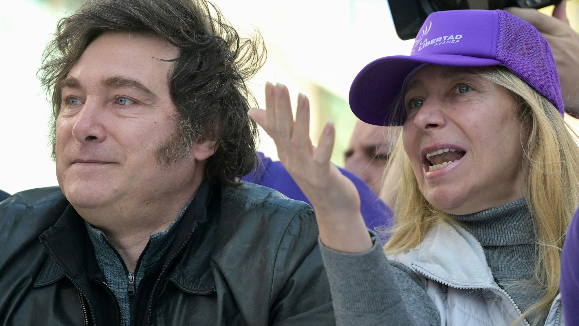 Präsident Milei wurde in Buenos Aires bei einem Wahlkampfauftritt mit Steinen angegriffen; seine Schwester Karina ist in einen Korruptionsskandal verwickelt.