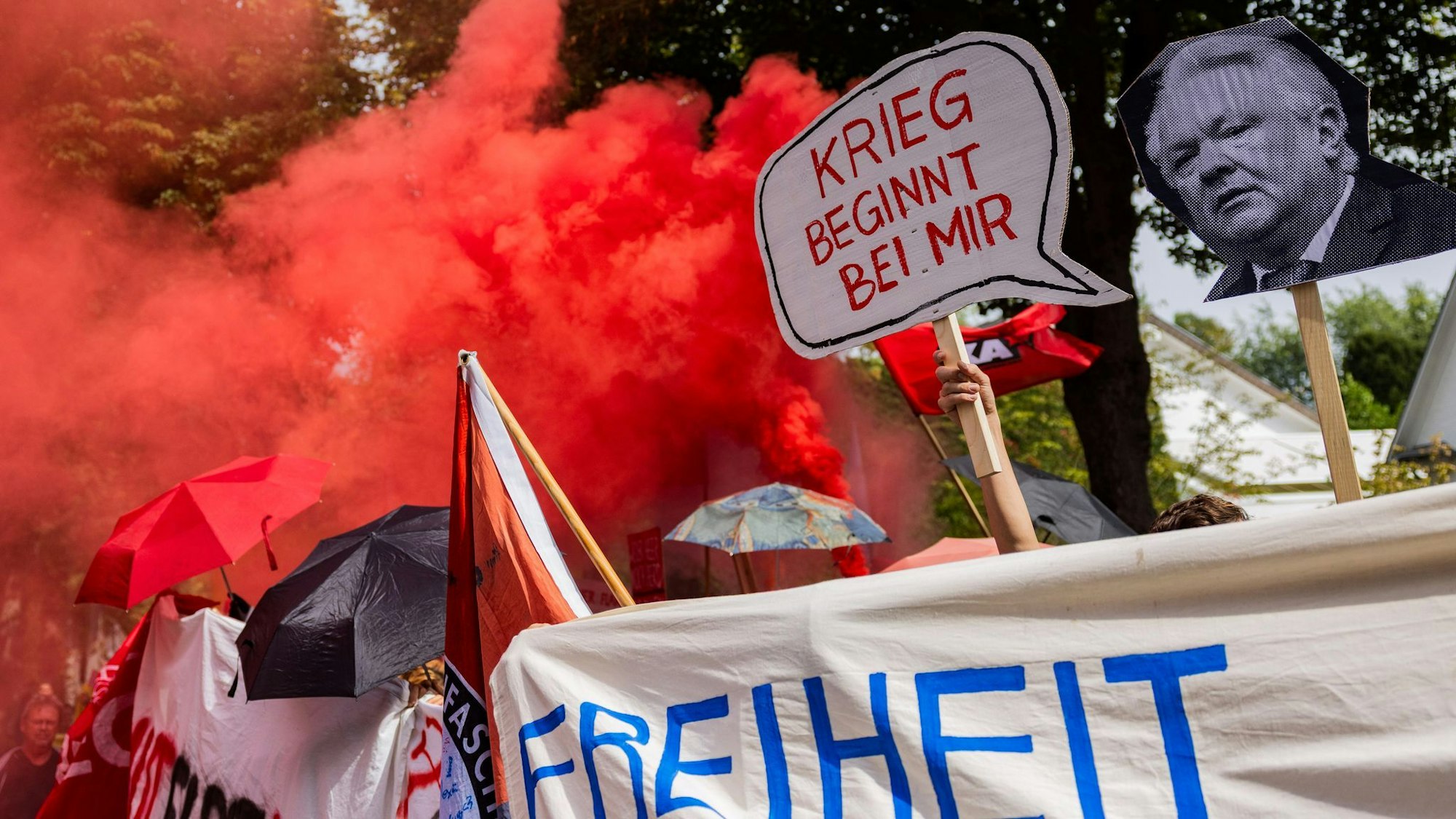 Demonstranten demonstrieren in Meerbusch bei Düsseldorf gegen Rüstungskonzern Rheinmetall.