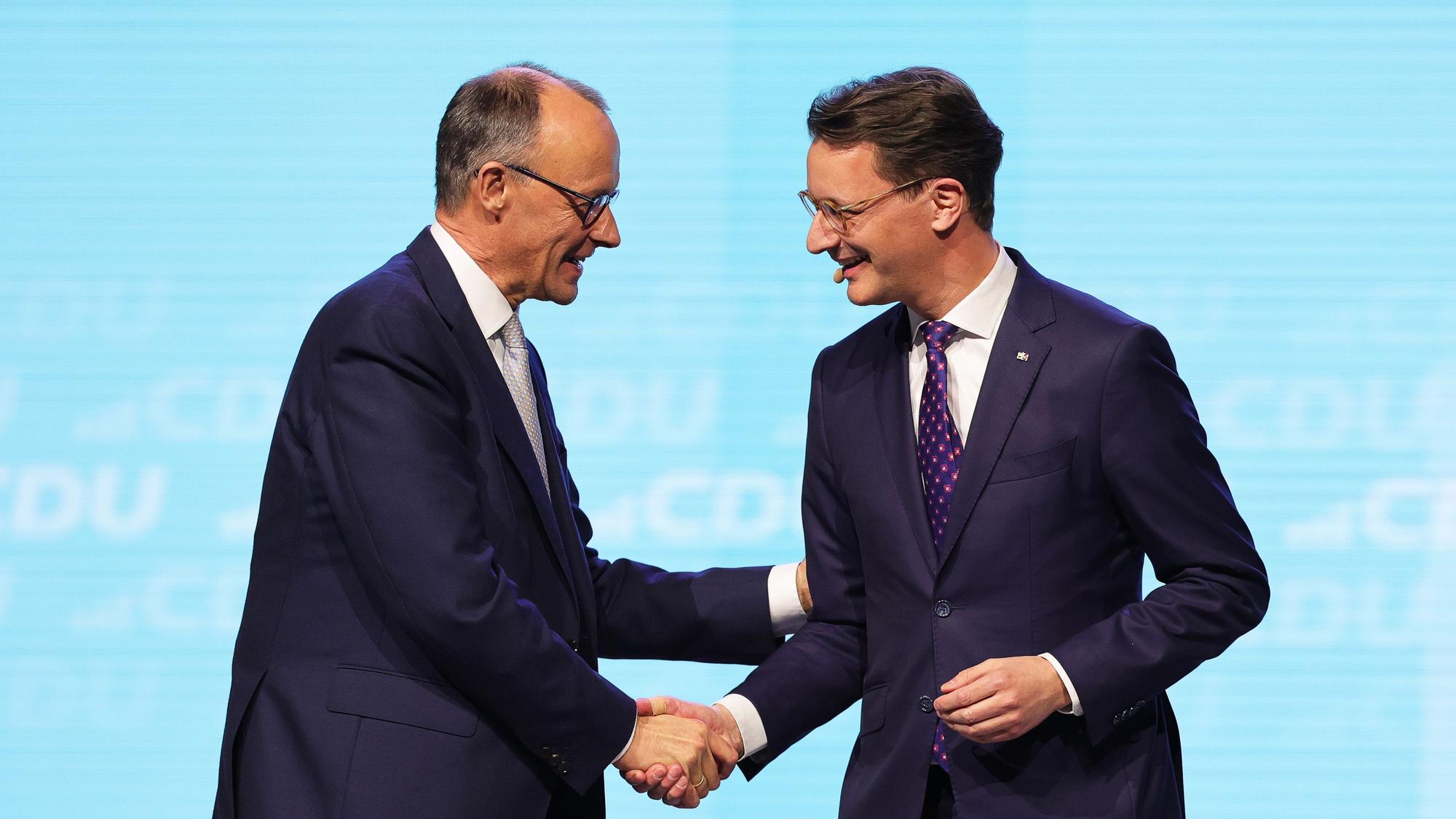 Kann Friedrich Merz beim Parteitag der NRW-CDU neue Impulse setzen? Zumindest Landesvater Hendrik Wüst scheint fest im Sattel zu sitzen und führt seine Koalition weitestgehend geräuschlos.