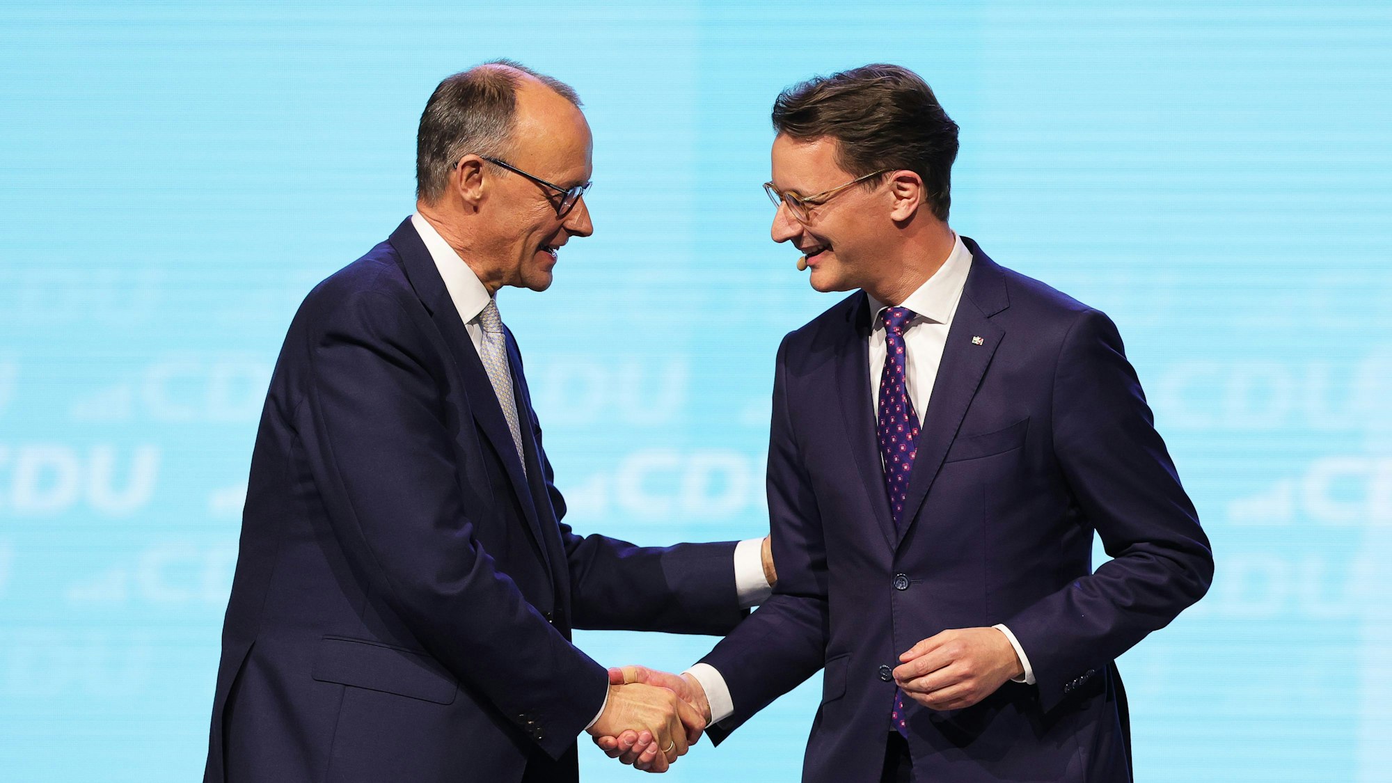 Kann Friedrich Merz beim Parteitag der NRW-CDU neue Impulse setzen? Zumindest Landesvater Hendrik Wüst scheint fest im Sattel zu sitzen und führt seine Koalition weitestgehend geräuschlos.