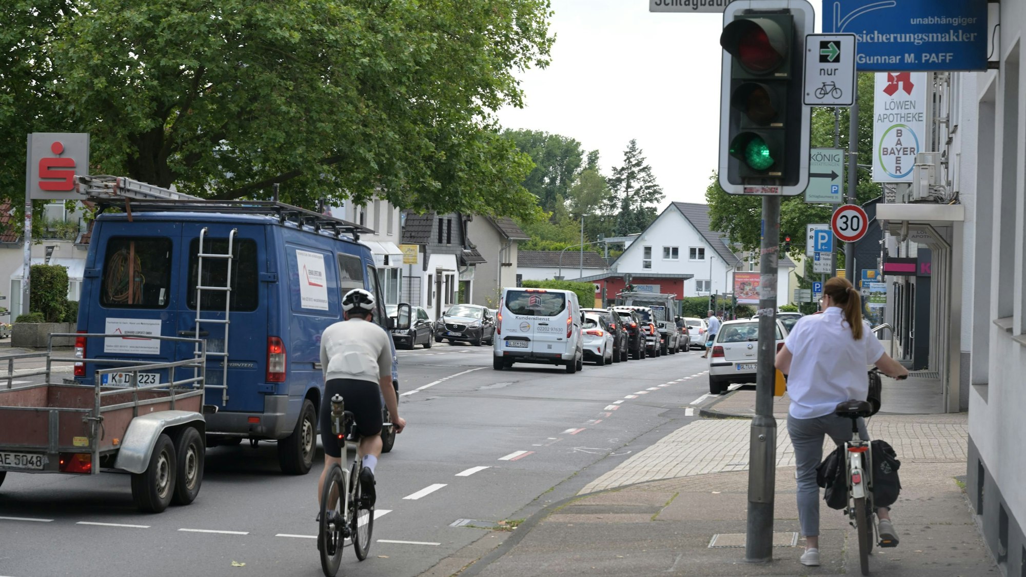 Ein Radfahrer wird von einem Transporter überholt.
