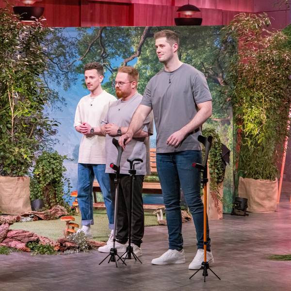 In der „Höhle der Löwen“: Phil Janßen (links) aus Morsbach-Lichtenberg, Philipp Battisti (Mitte) aus Kamp-Lintfort und Thorben Engel aus Reichshof-Odenspiel (rechts) präsentieren „Steets“, die Abstellhilfe für Gehstützen. Sie erhoffen sich ein Investment von 300.000 Euro für 15 Prozent der Firmenanteile.