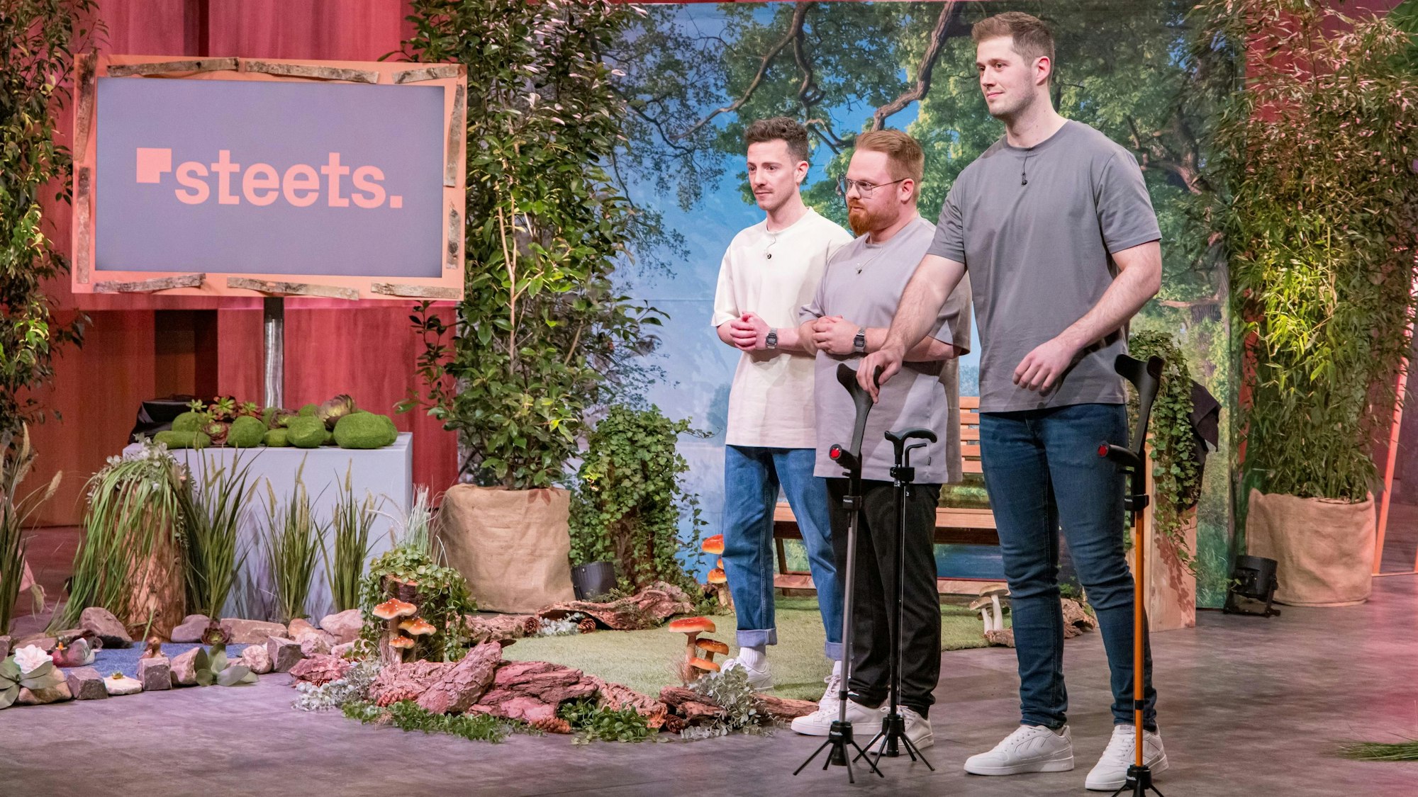 In der „Höhle der Löwen“: Phil Janßen (links) aus Morsbach-Lichtenberg, Philipp Battisti (Mitte) aus Kamp-Lintfort und Thorben Engel aus Reichshof-Odenspiel (rechts) präsentieren „Steets“, die Abstellhilfe für Gehstützen. Sie erhoffen sich ein Investment von 300.000 Euro für 15 Prozent der Firmenanteile.