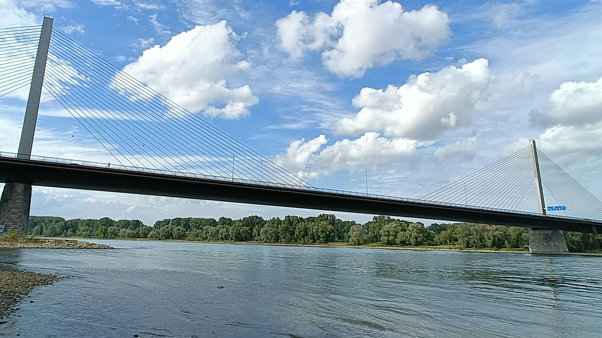 Ab Montag, 9. Februar, bleibt die Bonner Nordbrücke der Autobahn 565 für Fahrzeuge mit mehr als 7,5 Tonnen zulässigem Gesamtgewicht gesperrt.