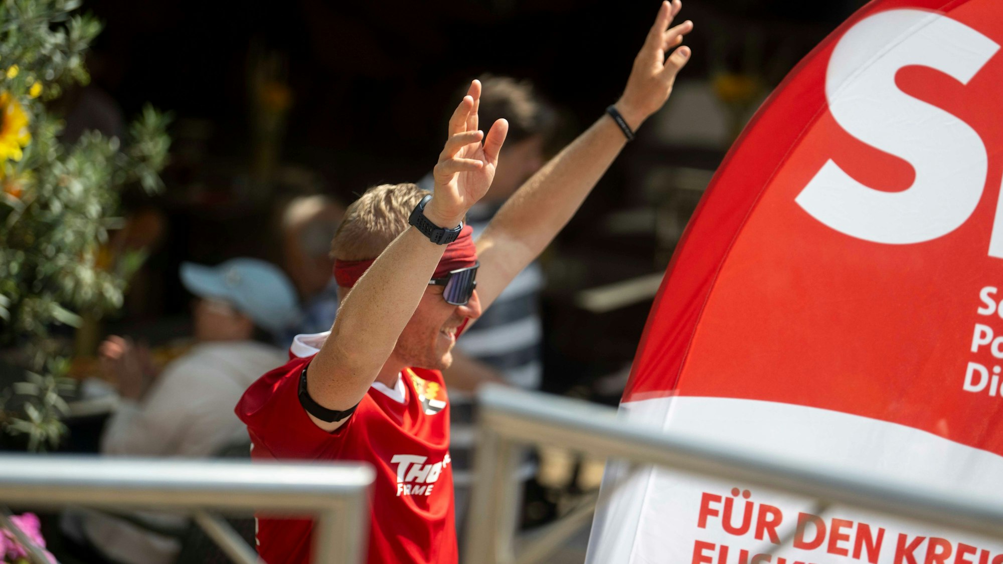 Das Bild zeigt Markus Ramers bei der Ankunft nach sieben Etappen am Herz-Jesu-Vorplatz in Euskirchen.