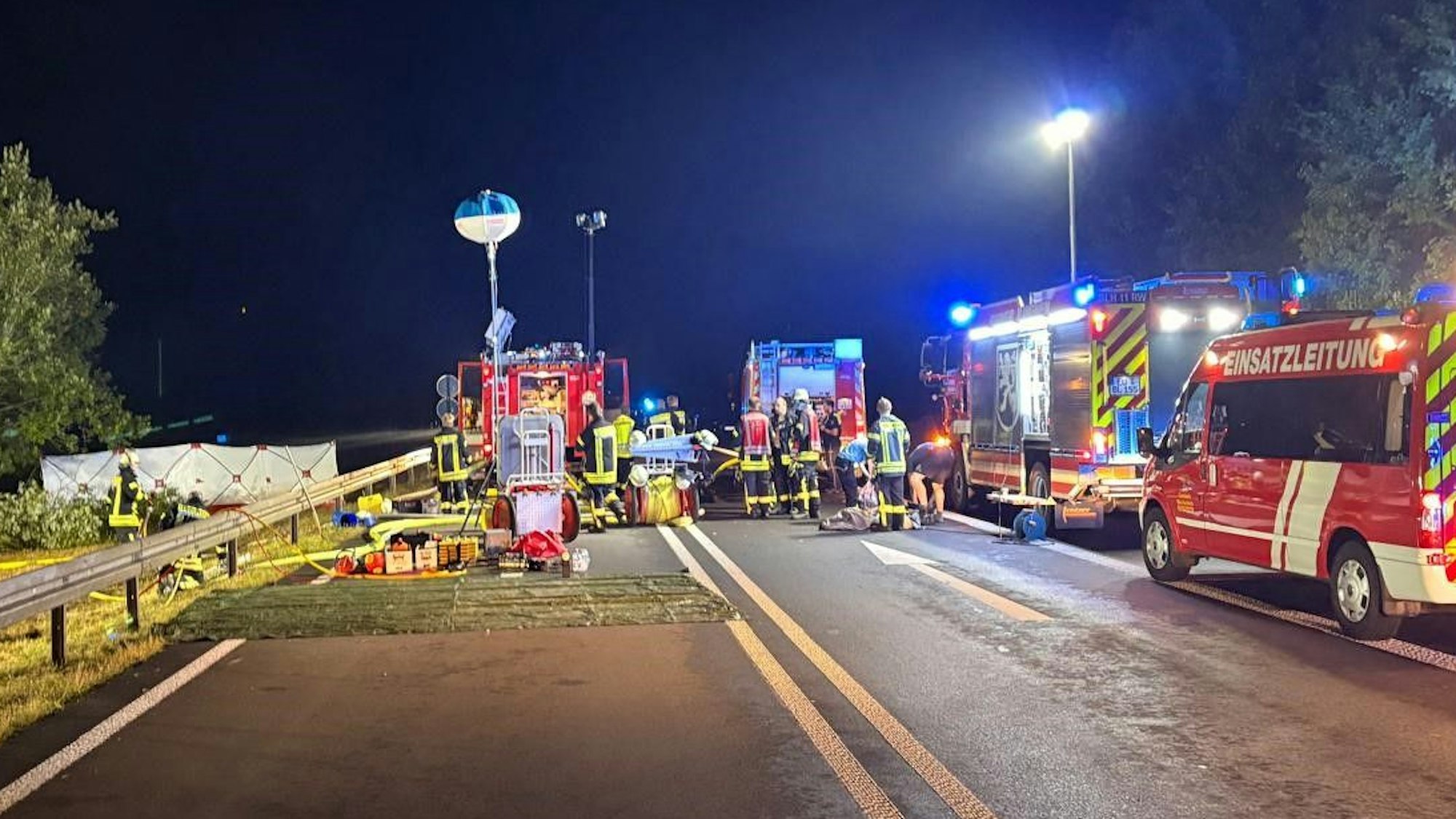 Das Bild zeigt die Unfallstelle am Ausbauende der A1 bei Blankenheim.