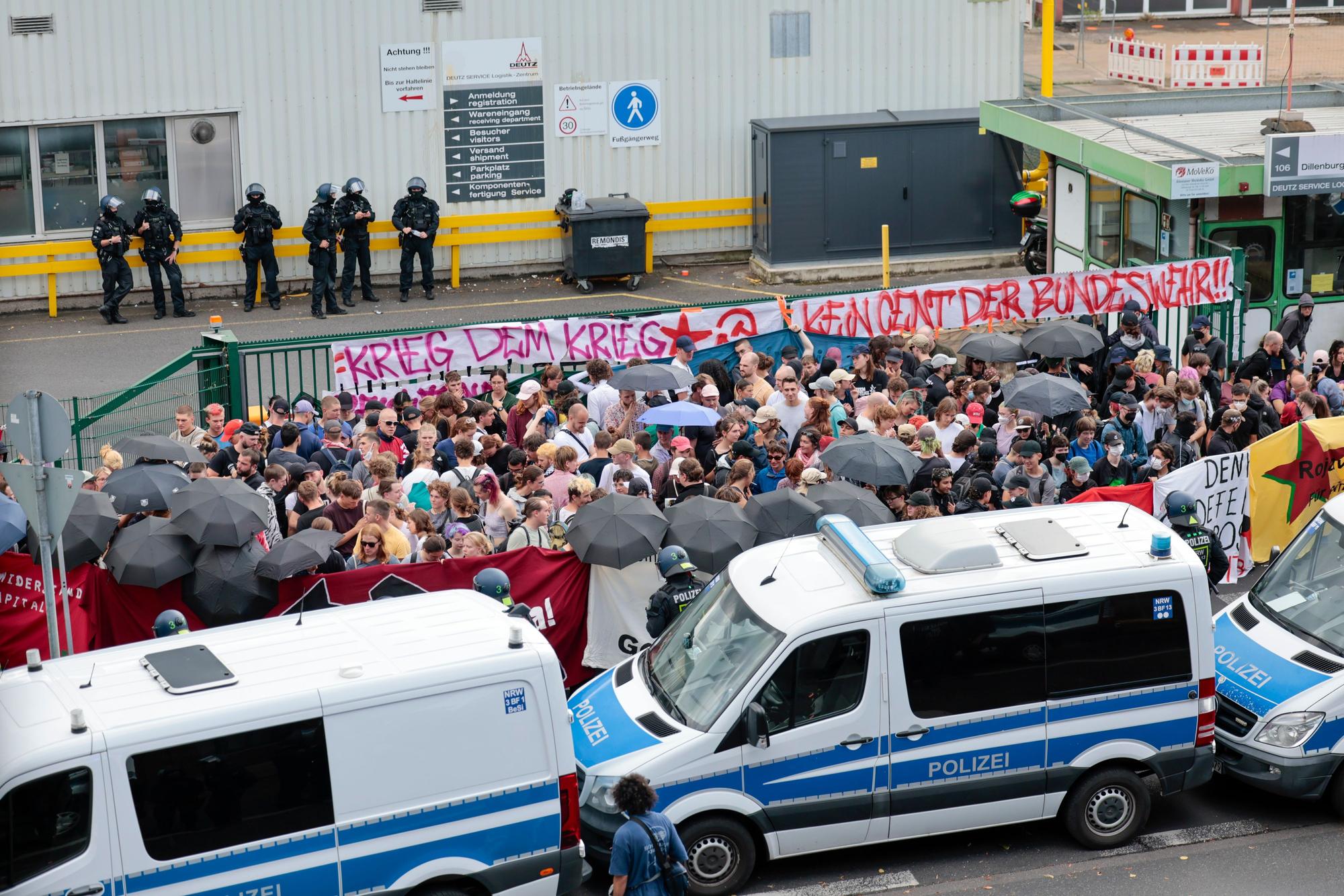 Polizeieinsatz gegen vermummte Personen, die verschiedene Betriebsgelände besetzen wollen.