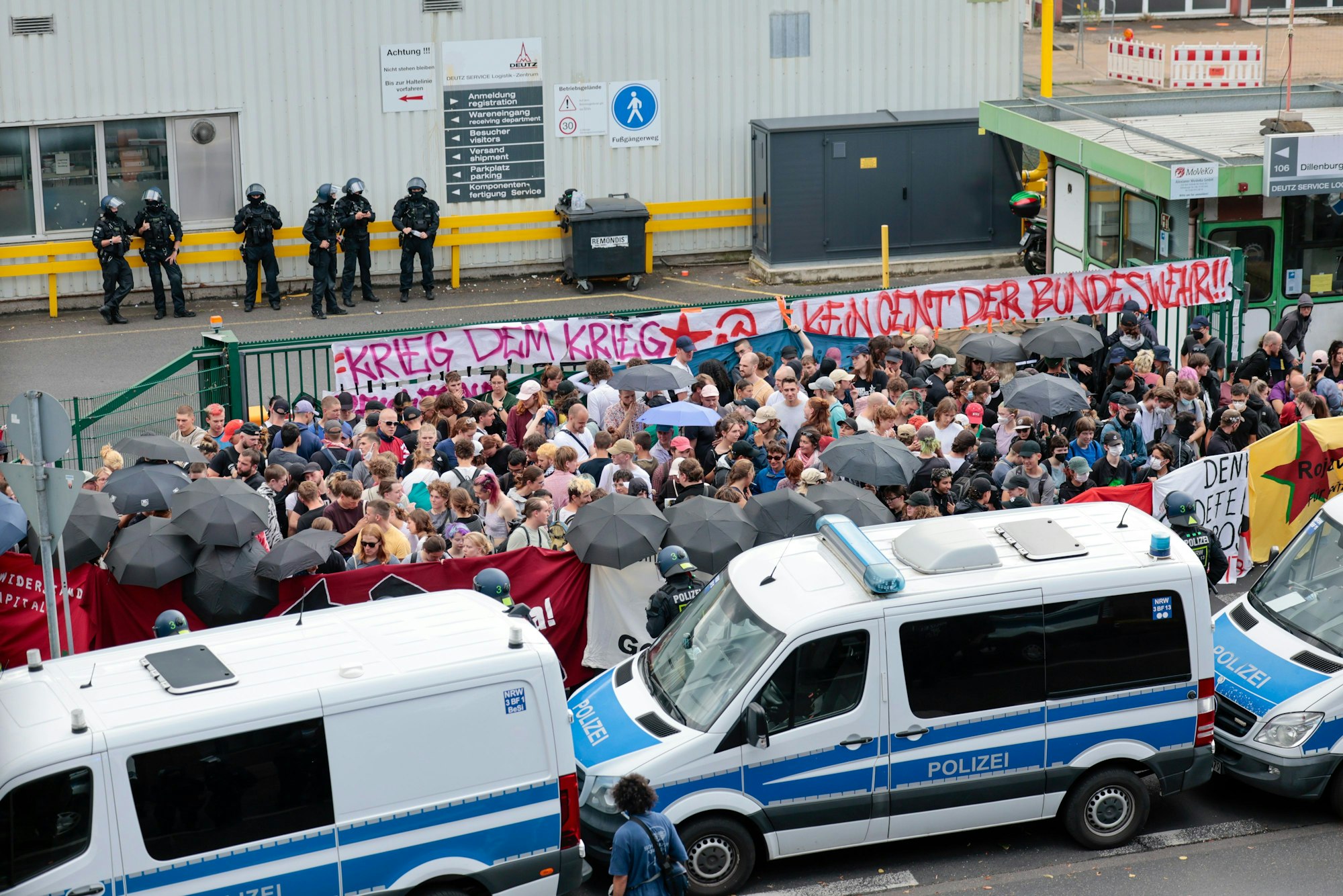 Polizeieinsatz gegen vermummte Personen, die verschiedene Betriebsgelände besetzen wollen.