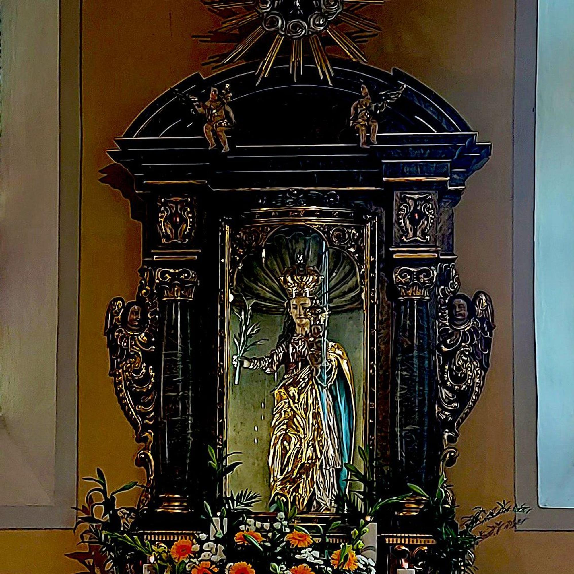 Die Madonna in goldener Farbe bildet den Mittelpunkt des Altars.
