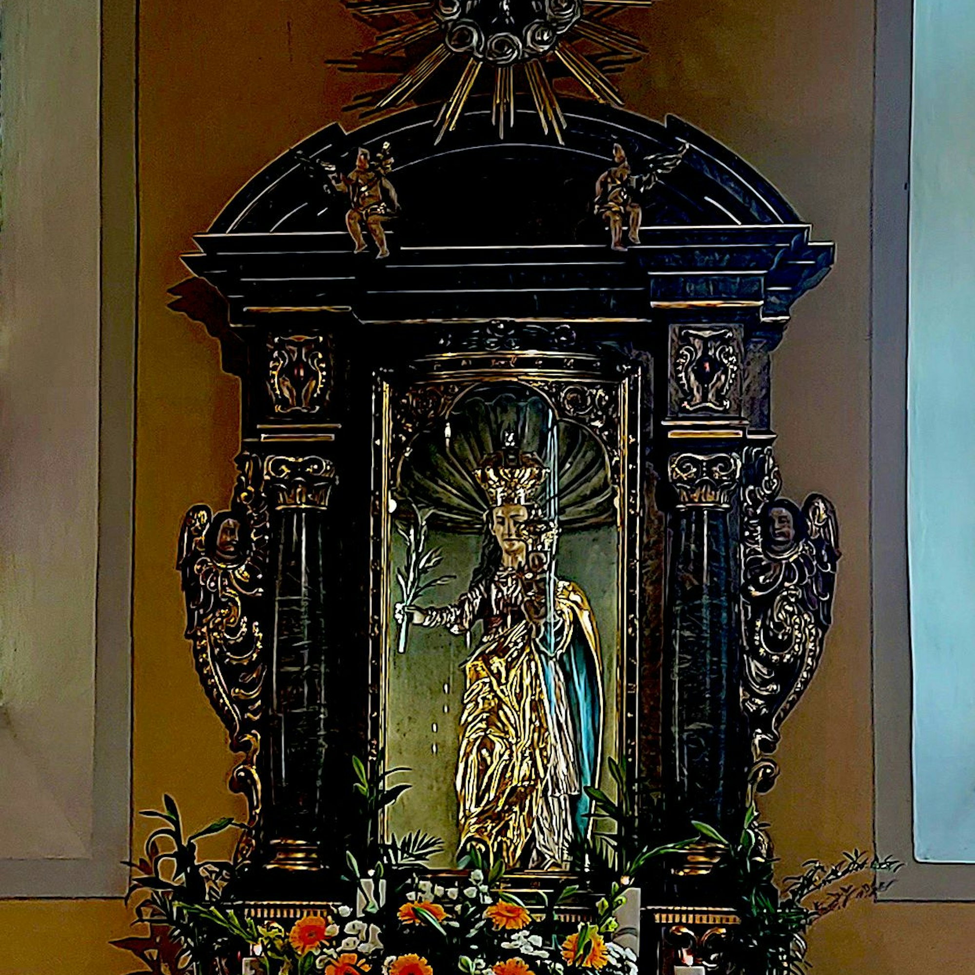 Die Madonna in goldener Farbe bildet den Mittelpunkt des Altars.