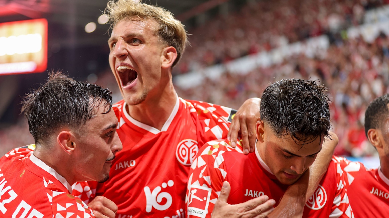 Paul Nebel, Nelson Weiper und Nadiem Amiri bejubeln den Treffer zum 4:1.