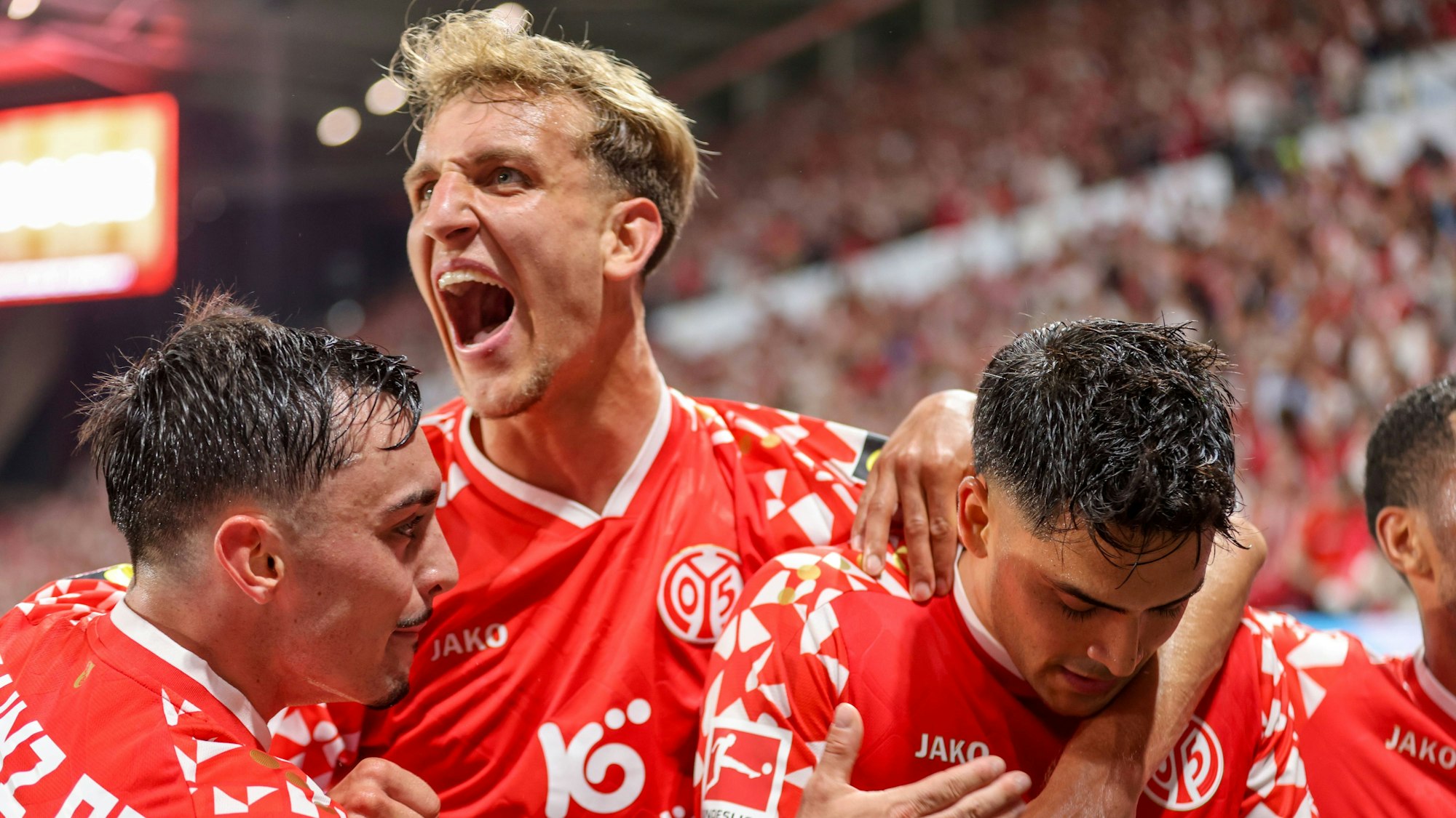 Paul Nebel, Nelson Weiper und Nadiem Amiri bejubeln den Treffer zum 4:1.