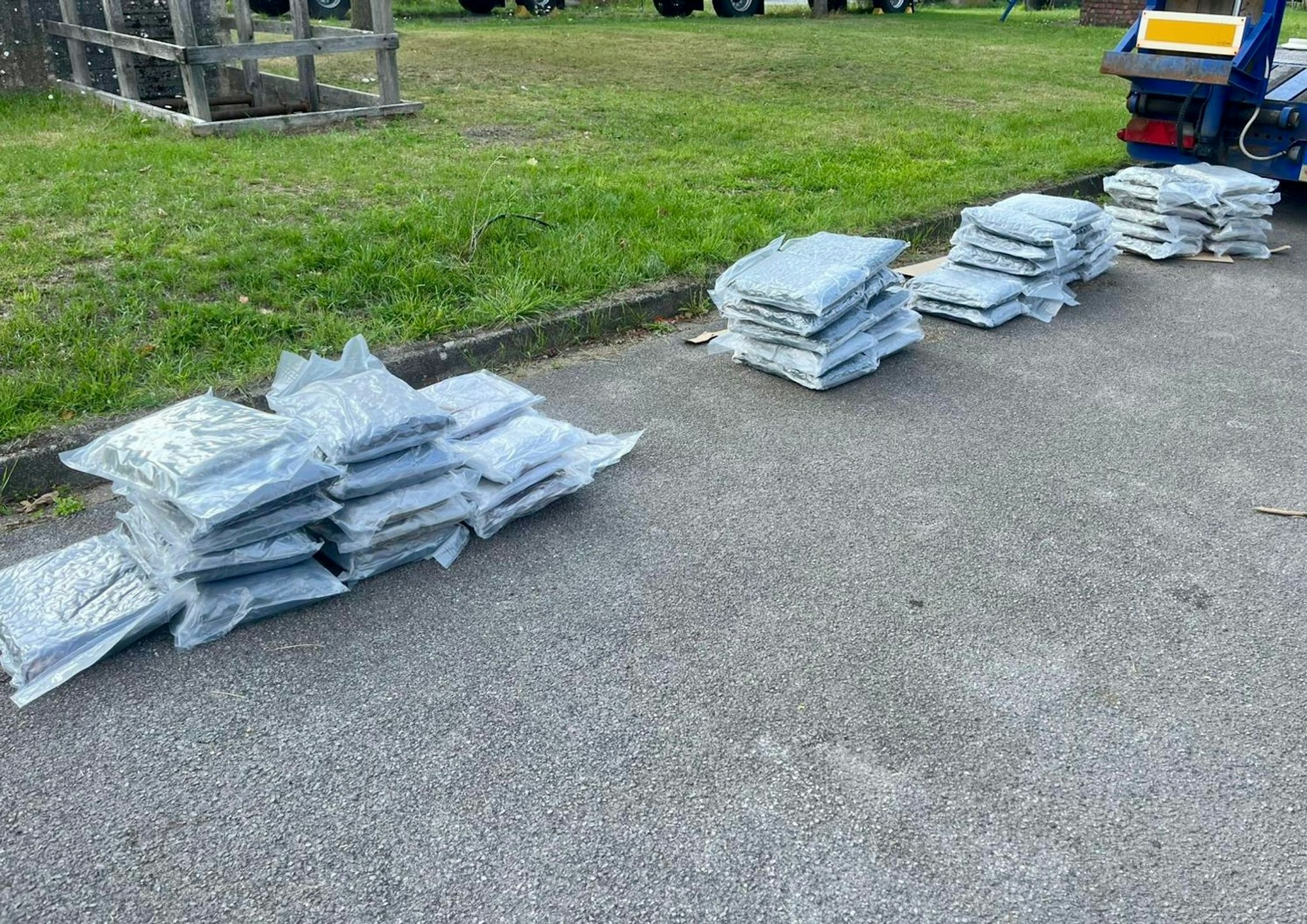 Drogen für eine halbe Million Euro hat die Zollfahndung in einem Lastwagen entdeckt - unter Olivenöl-Paletten.