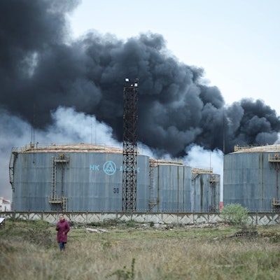 Immer wieder greift die Ukraine seit Kriegsbeginn russische Raffinerien oder Öldepots an, wie hier im Jahr 2023 auf der von Russland illegal besetzten Halbinsel Krim. Im August 2025 gelang der Ukraine nun eine ganze Reihe ähnlicher Nadelstiche. (Archivbild)