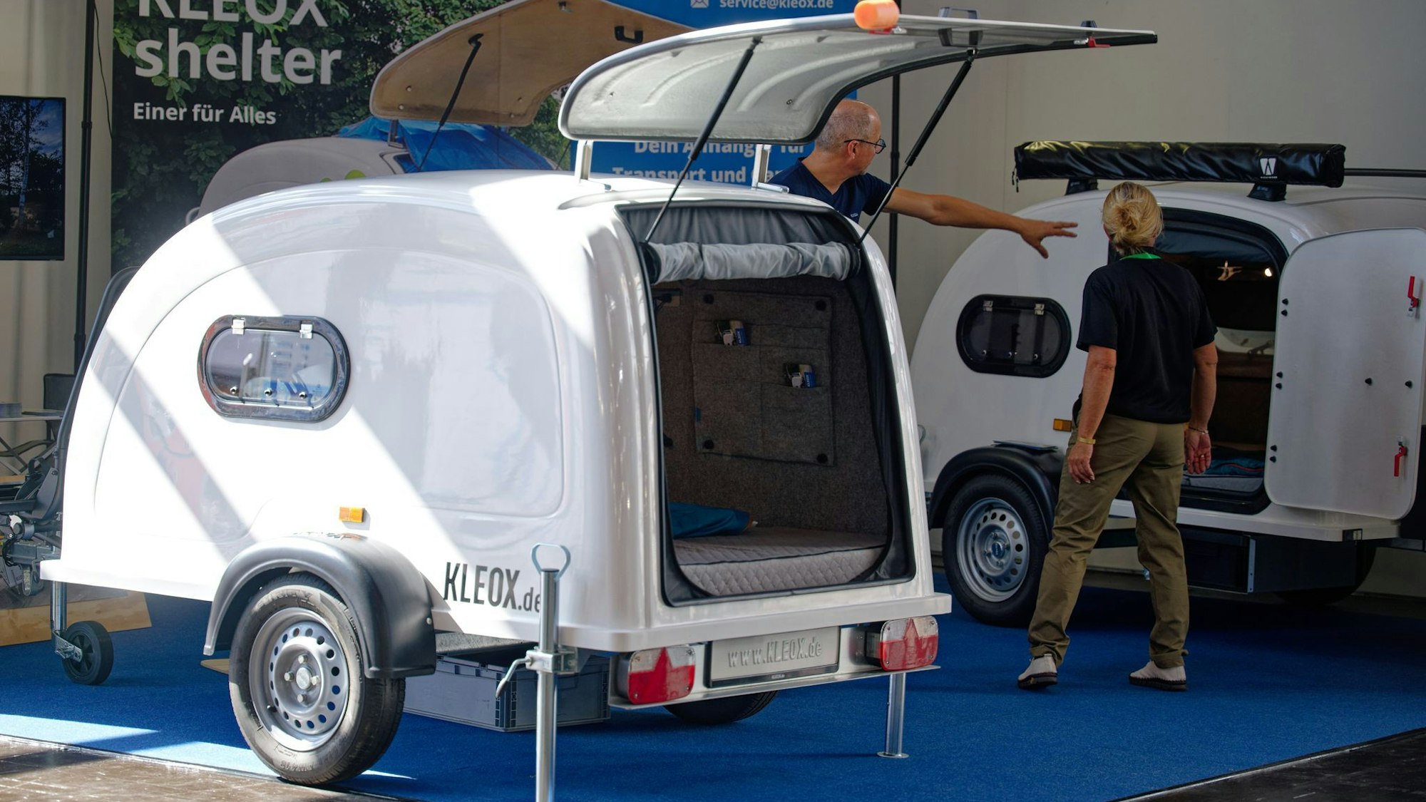 Der Mini-Campinganhänger namens Shelter Travel von der Firma Kleox besteht nur aus einem Schlafraum, in dem zwei Erwachsene Platz finden.