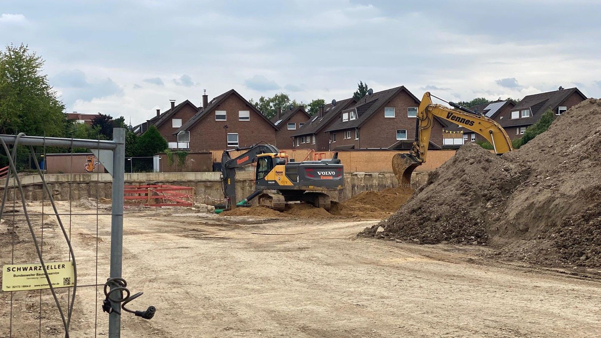 Zu sehen ist die Baustelle, auf der Bagger arbeiten.