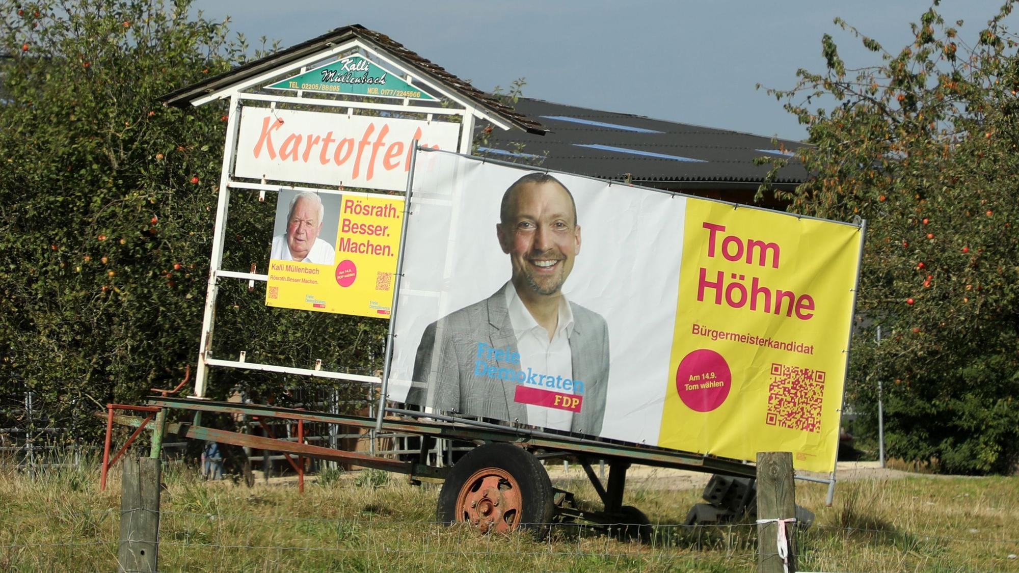 Das Plakat des FDP-Bürgermeisterkandidaten Tom Höhne steht am Hofferhof auf einem Anhänger.