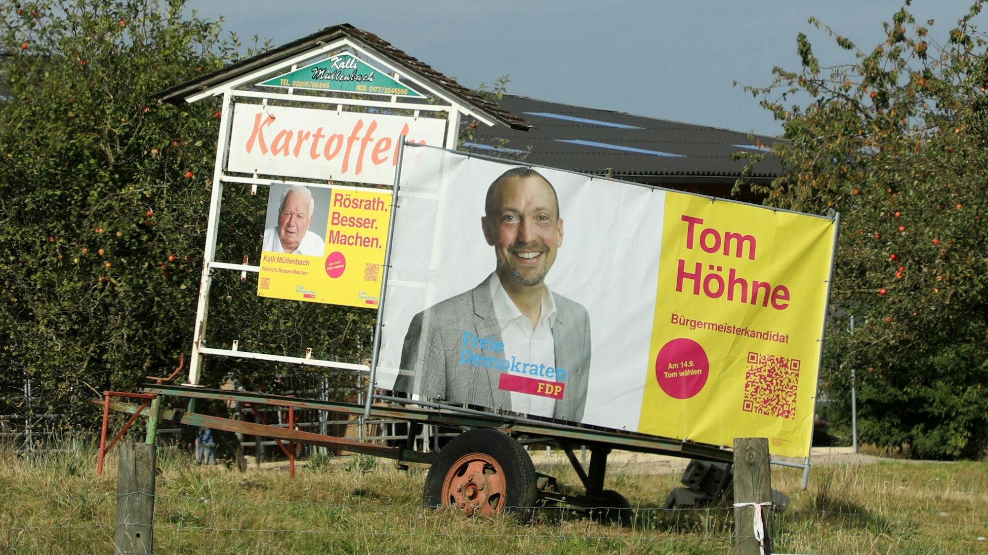 Das Plakat des FDP-Bürgermeisterkandidaten Tom Höhne steht am Hofferhof auf einem Anhänger.