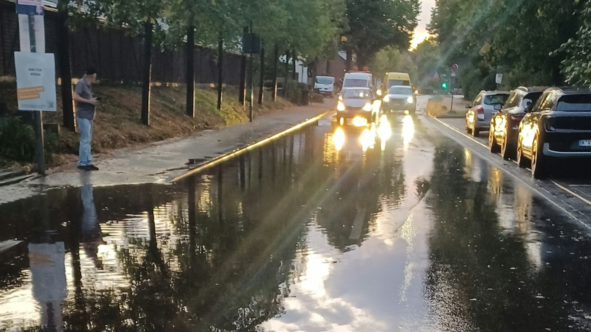 Wie hier in Kaarst wurden innerhalb kürzester Zeit Straßen überflutet.