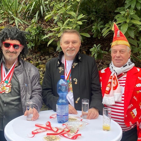 Michael Eyer hat seinen Weg in den Karneval schnell gefunden, wie die Bänder der Orden auf diesem Bild zeigen.