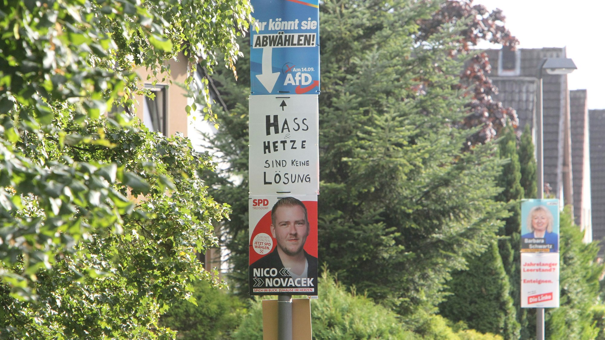In Spich an der Asselbachstraße hat Nico Novacek ein eigenes Plakat zwischen sich und der AfD gebastelt.