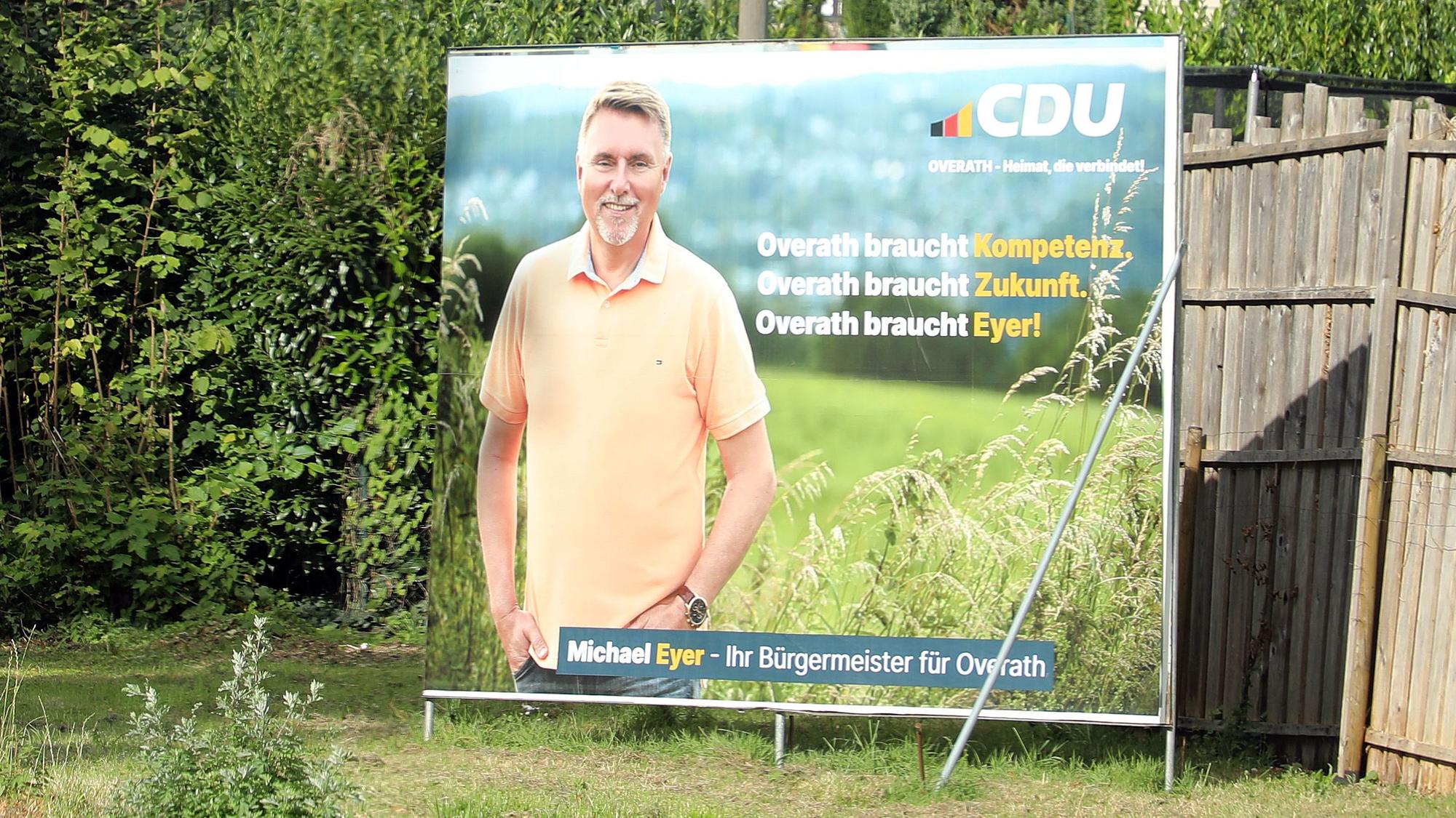 Auf einem Plakat wirbt der CDU-Bürgermeisterkandidat mit dem Spruch „Overath braucht Eyer!“
