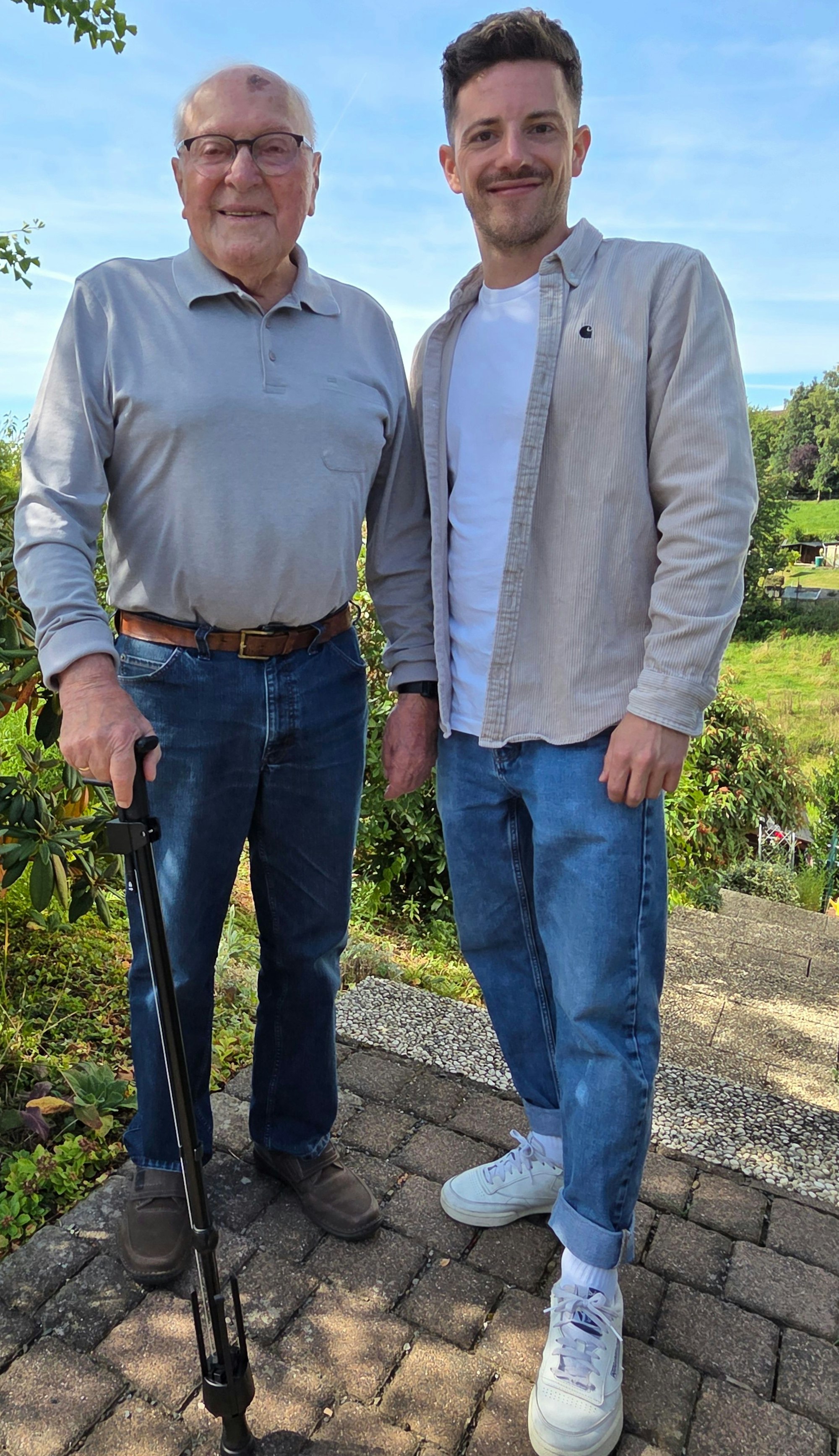 Phil Janßen, Gründer des Unternehmens Steets aus Morsbach-Lichtenberg, mit seinem Opa Heinz Schlechtingen, einst Bürgermeister von Morsbach. Natürlich benutzt der bald 99-Jährige das Abstellsystem für Gehhilfen, das sein Enkel mitentwickelt hat.