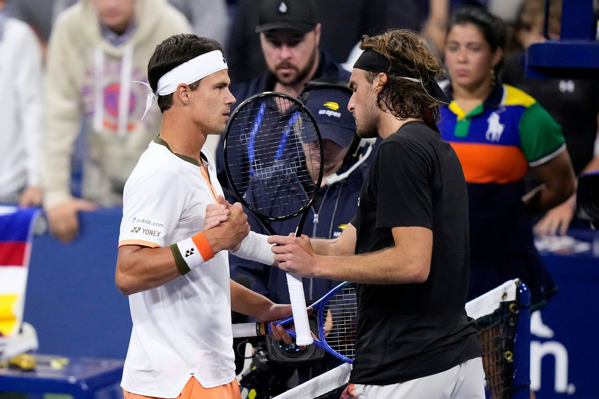 Daniel Altmaier (l) besiegte in New York den Griechen Stefanos Tsitsipas. Bei der Begegnung am Netz ärgerte sich Tsitsipas.