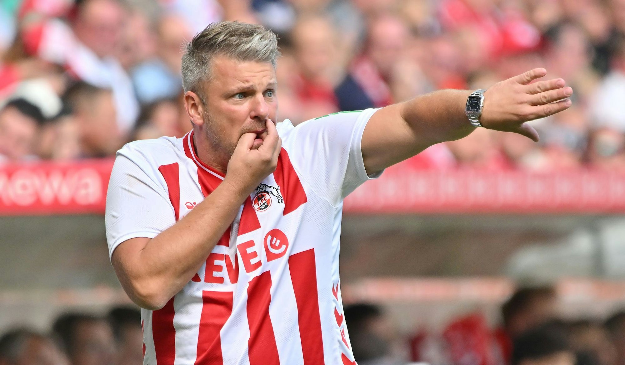 Kölns Trainer Lukasz Kwasniok will auch beim ersten Heimspiel im Trikot coachen.