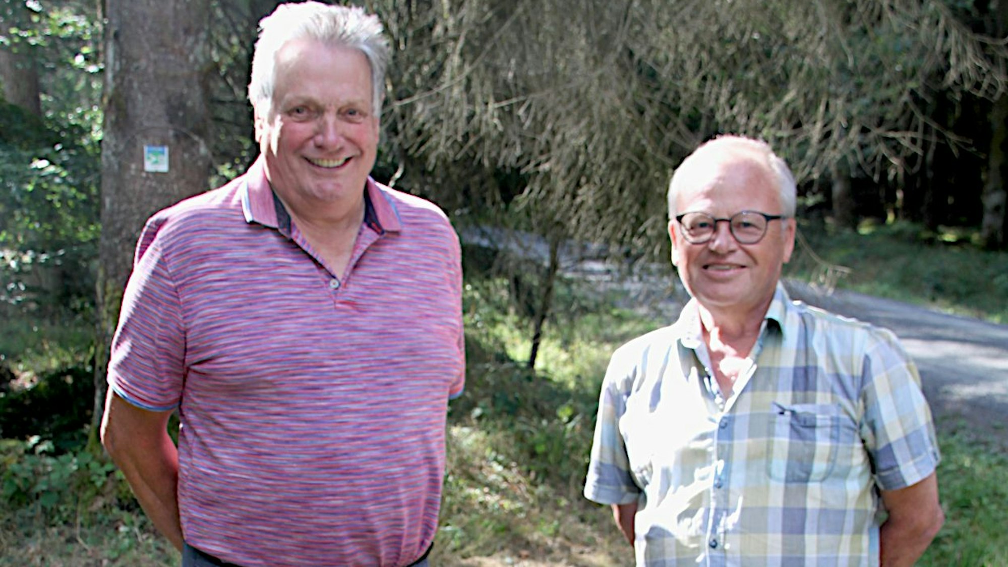 Karl Poth und Ludwig Krumpen haben sich für ein Foto aufgestellt.
