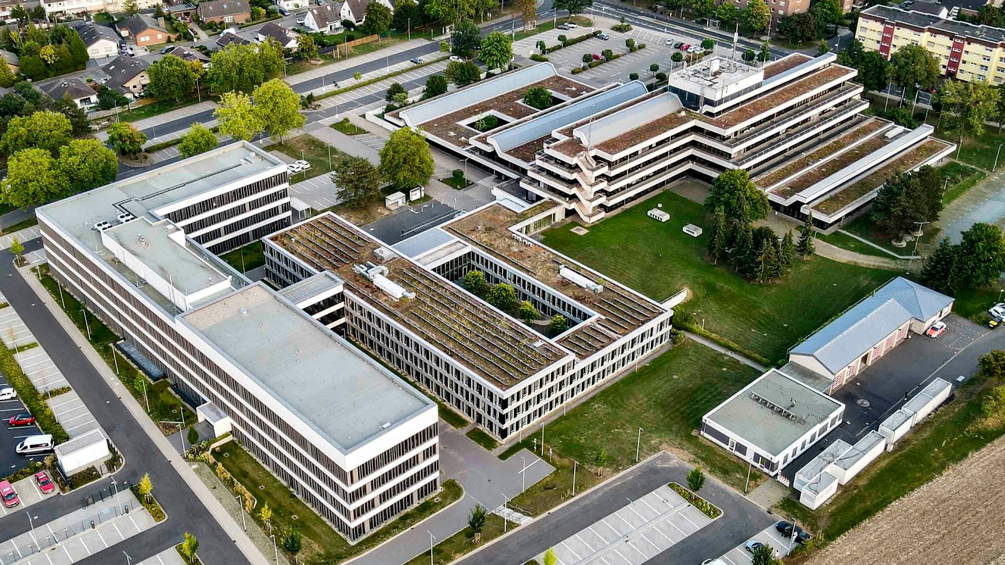 Das Bild zeigt die Kreisverwaltung mithilfe einer Drohne fotografiert.
