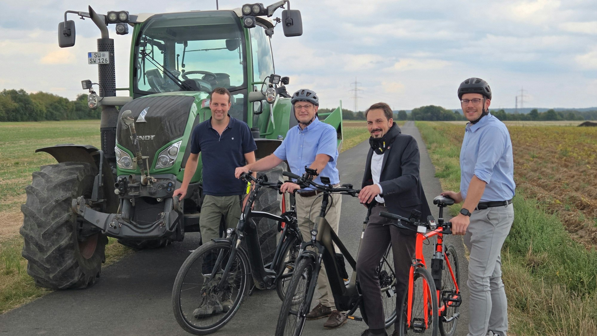 Neue befestigte Radwege in Niederkassel: Die ausgebauten Wege, die von der Landwirtschaft und Radlern gleichermaßen genutzt werden, werden offiziell getestet. v.l. Stefan Werres (Landwirt), 1. Beigeordneter Stephan Smith, Bürgermeister Matthias Großgarten, Andreas Engels (Fachbereichsleiter Liegenschaften, Tiefbau und Bauhof)