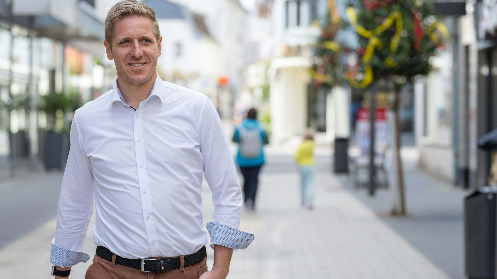 Das Bild zeigt den Landrat beim Gang durch die Euskirchener Innenstadt.