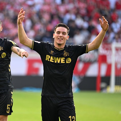 Tom Krauß (l.) und Said El Mala jubeln nach dem Sieg des 1. FC Köln in Mainz.