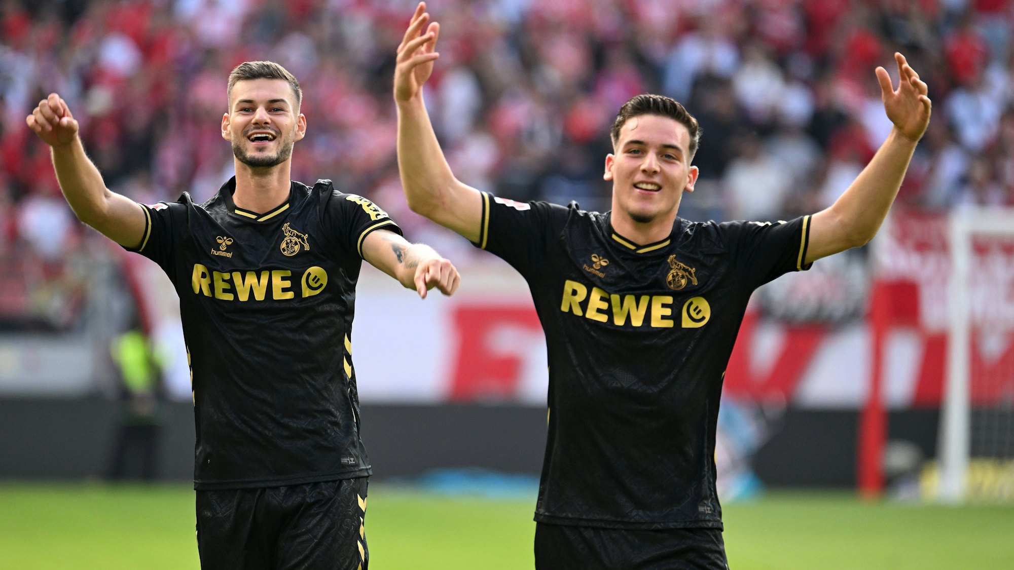 Tom Krauß (l.) und Said El Mala jubeln nach dem Sieg des 1. FC Köln in Mainz.