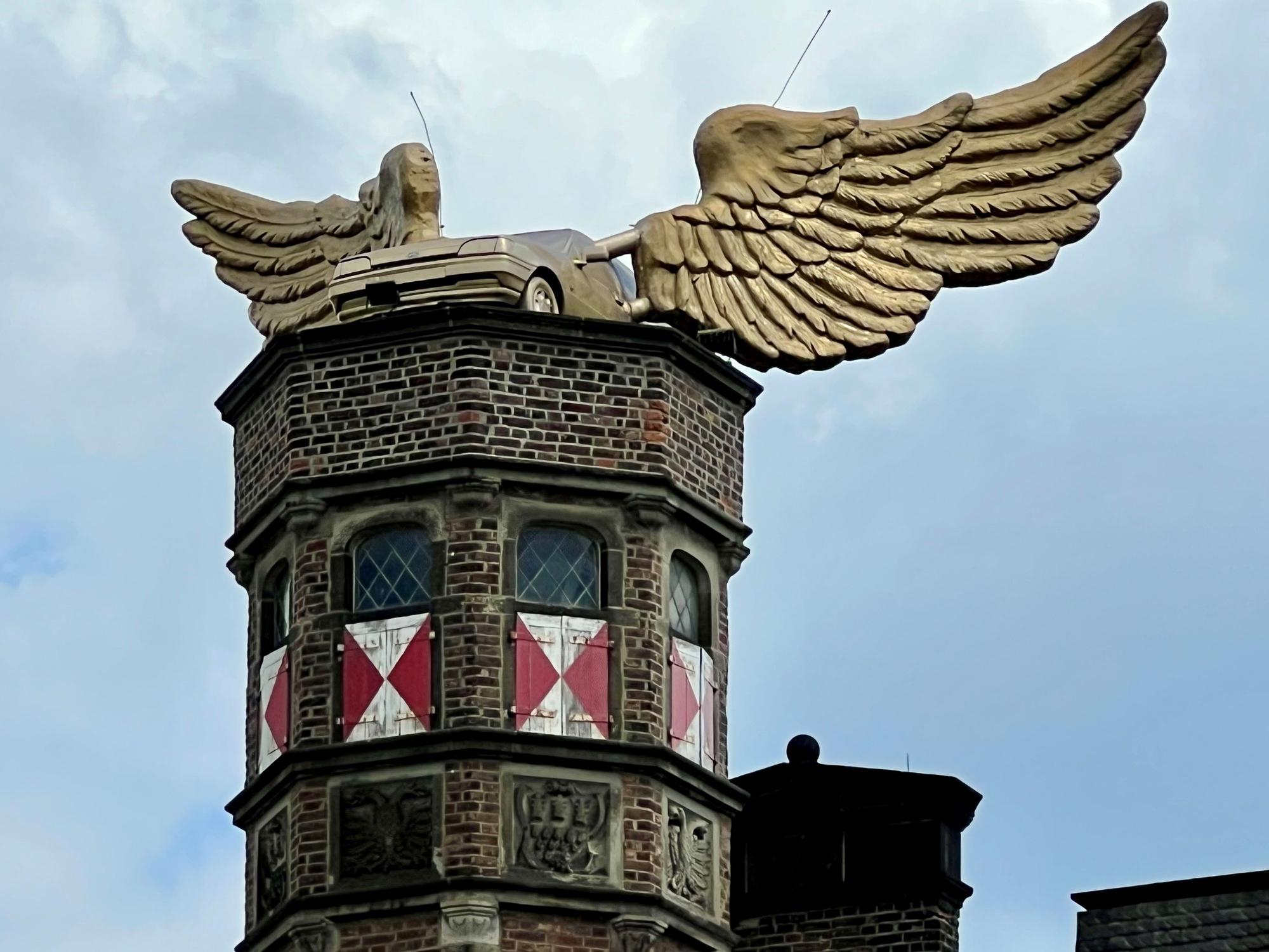 Seit 34 Jahren steht das Flügelauto von HA Schult auf dem Turm des Kölner Zeughauses.