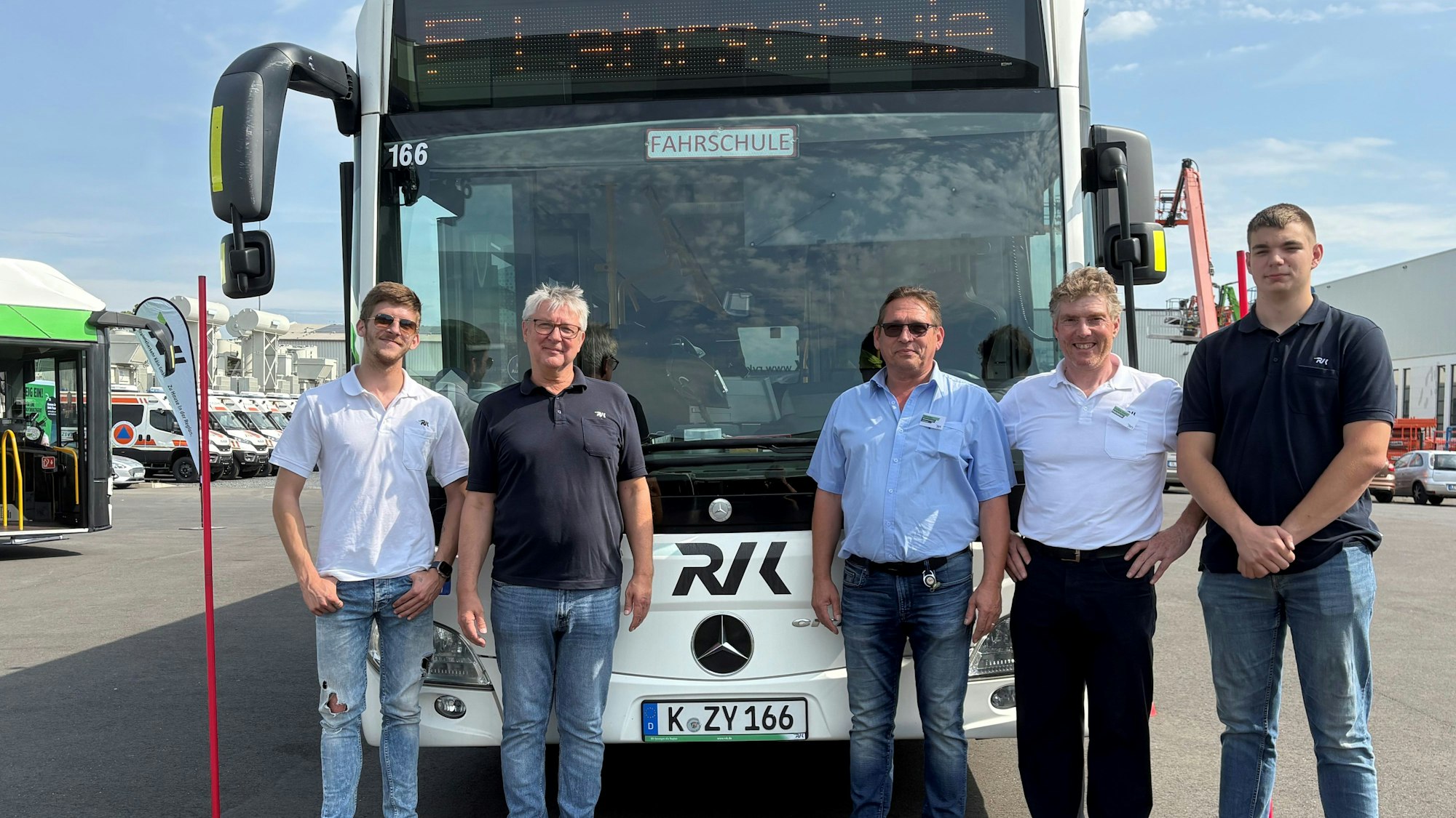 Kümmerten sich um die Besucher des Bewerbertages in Bornheim: (v.l.) Azubi Jan-Marco Palm, Recruiter Egbert Wagener, Niederlassungsleiter Dirk Müller, Fahrlehrer Heiko Herr und Azubi Oskar Stalewski.
