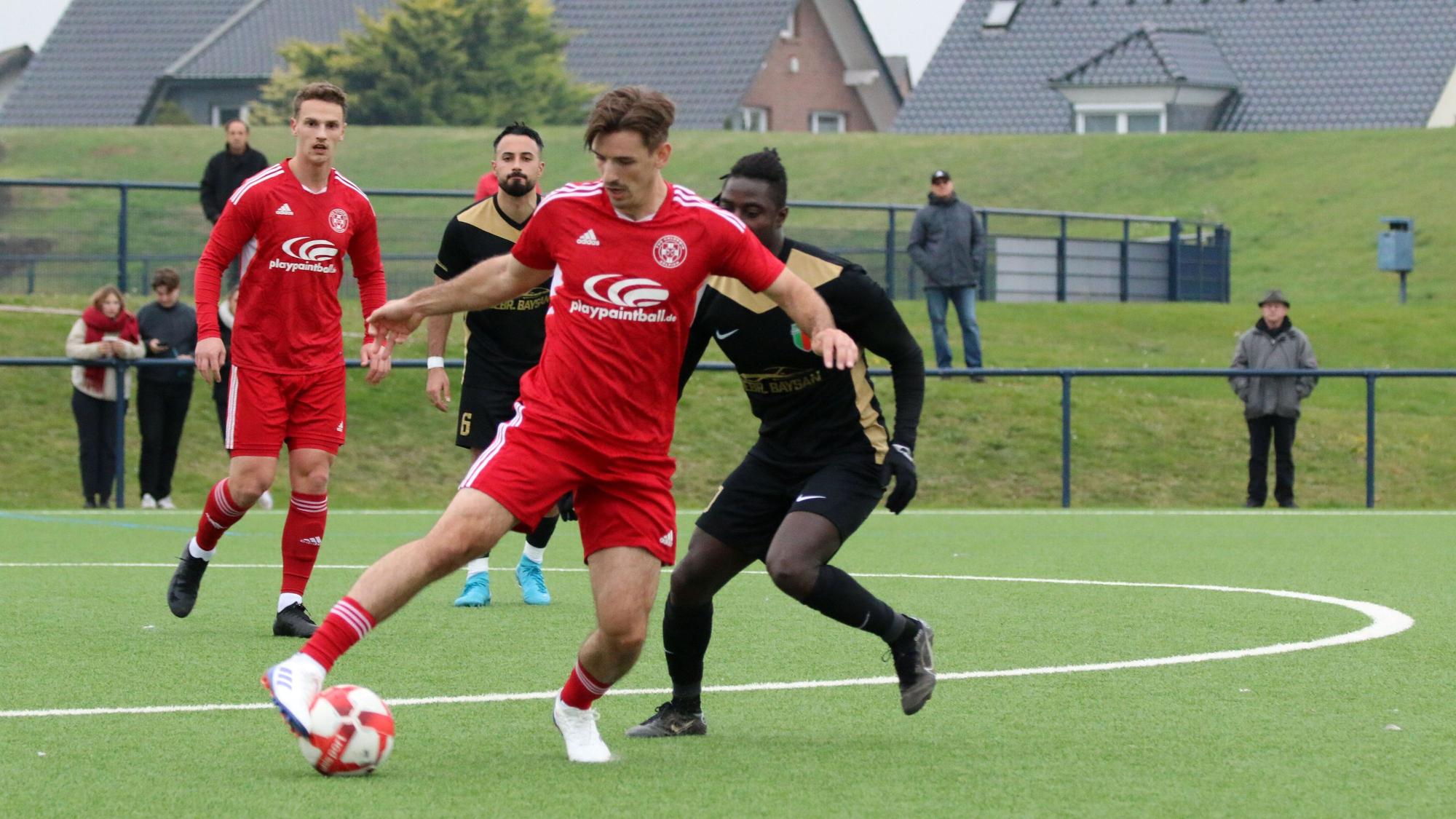 Noel Huschke schirmt gegen einen Kontrahenten den Ball ab.