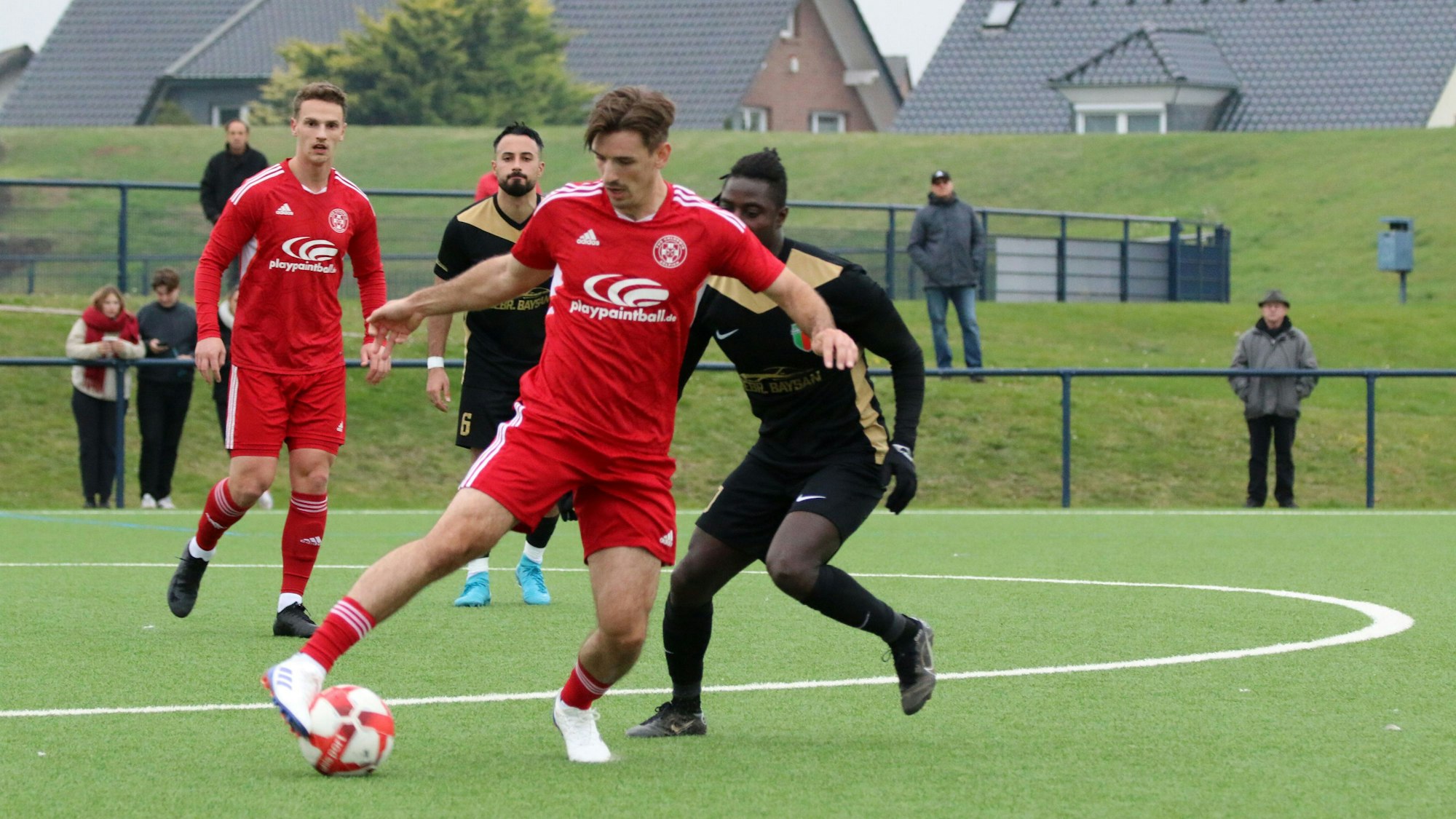 Noel Huschke schirmt gegen einen Kontrahenten den Ball ab.