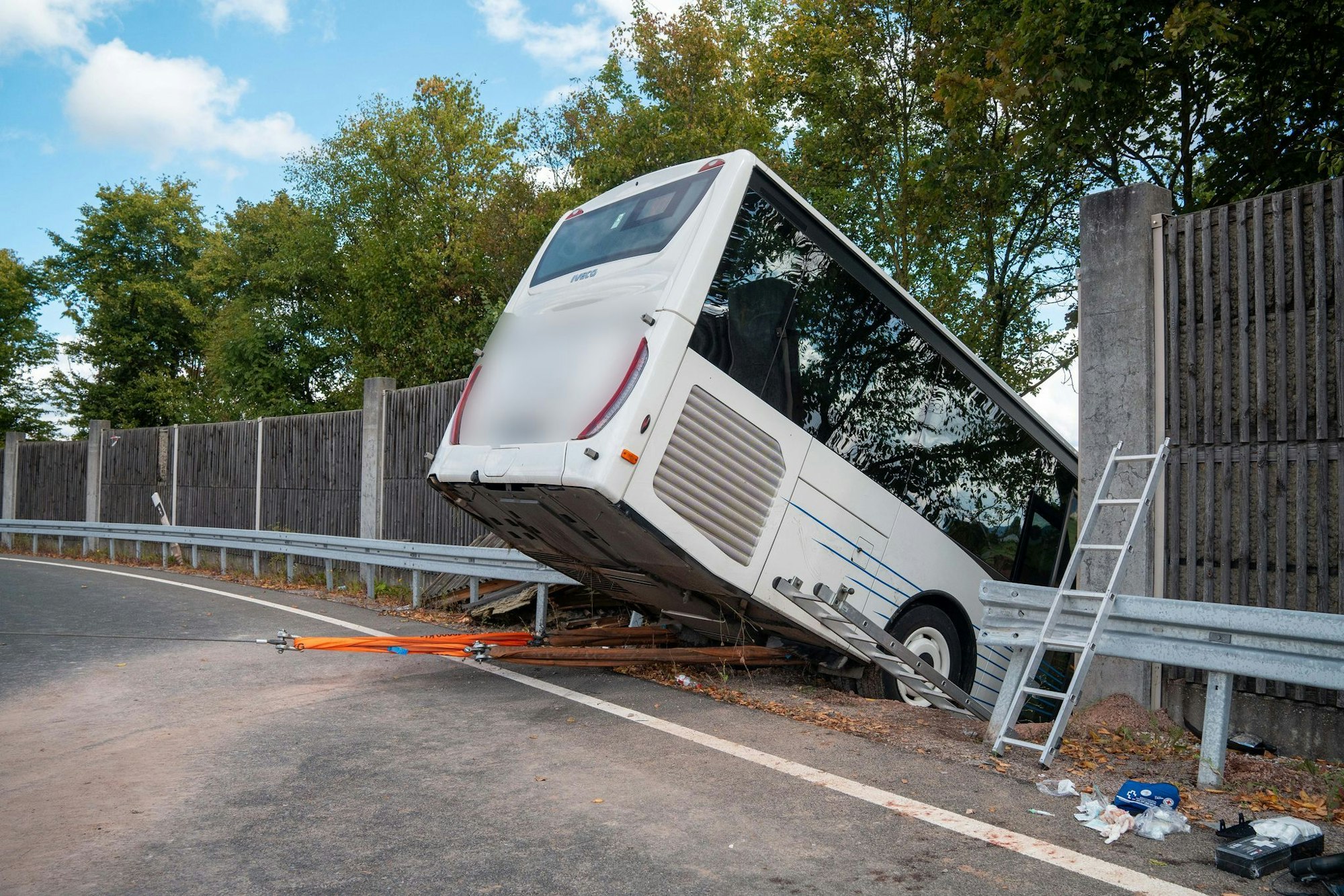Der Bus brach in einer Kurve durch die Leitplanke und die Schallschutzwand.