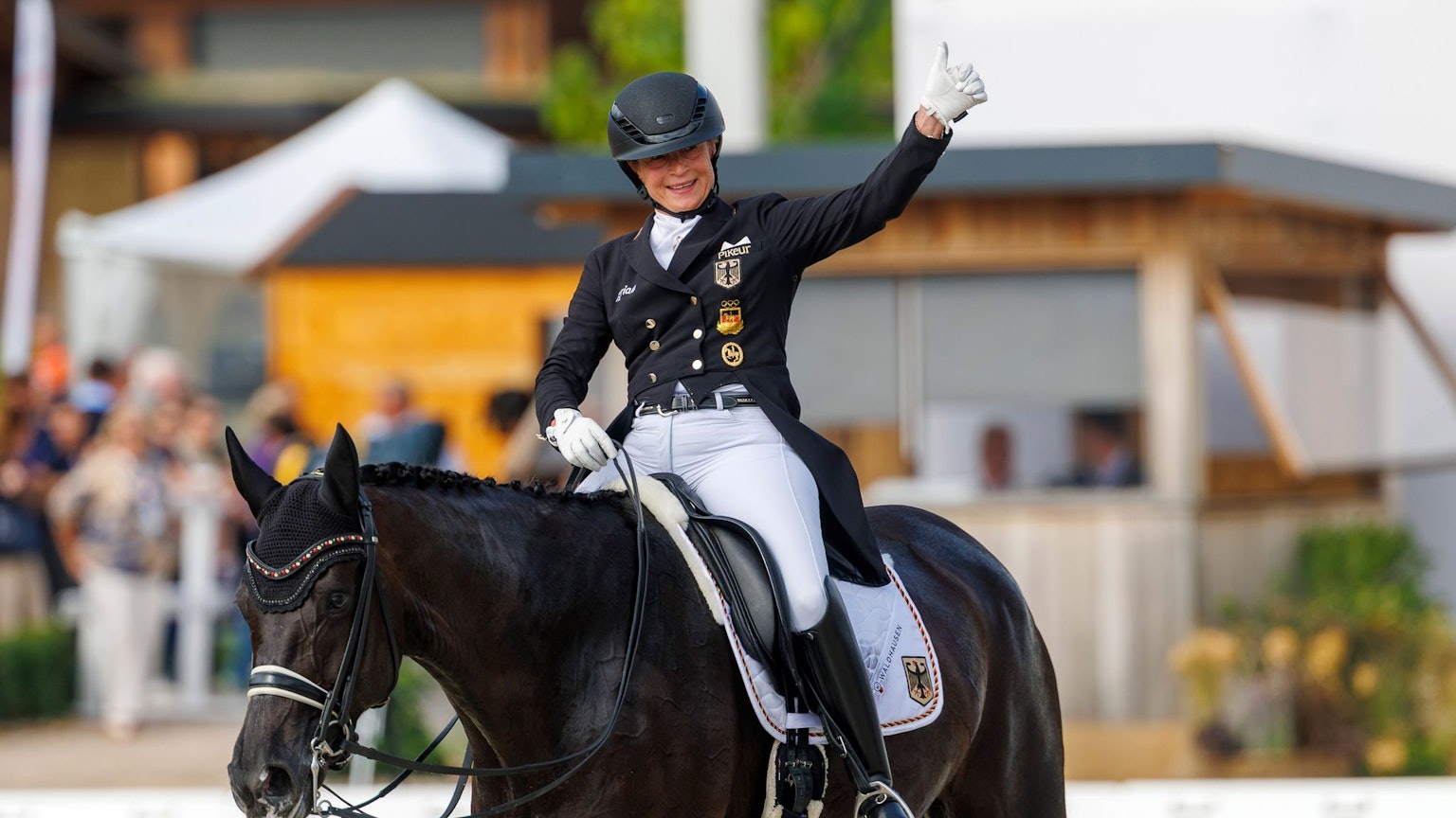 Isabell Werth freut sich auf ihrem Pferd Wendy.