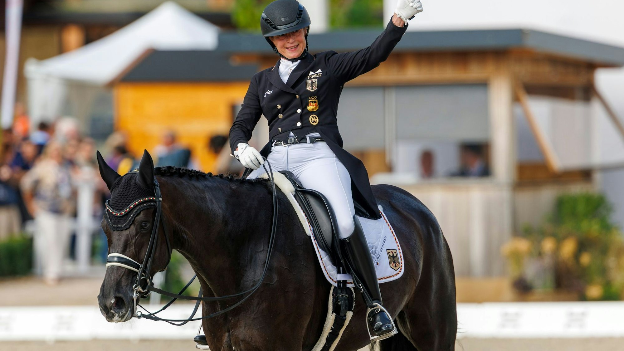 Isabell Werth freut sich auf ihrem Pferd Wendy.