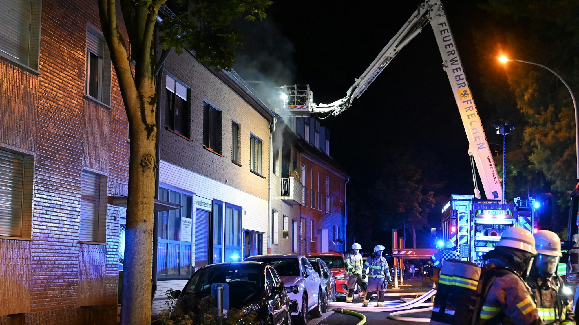 Von außen und von innen bekämpfte die Feuerwehr Frechen das Feuer in einem Mehrfamilienhaus an der Mauritiusstraße.