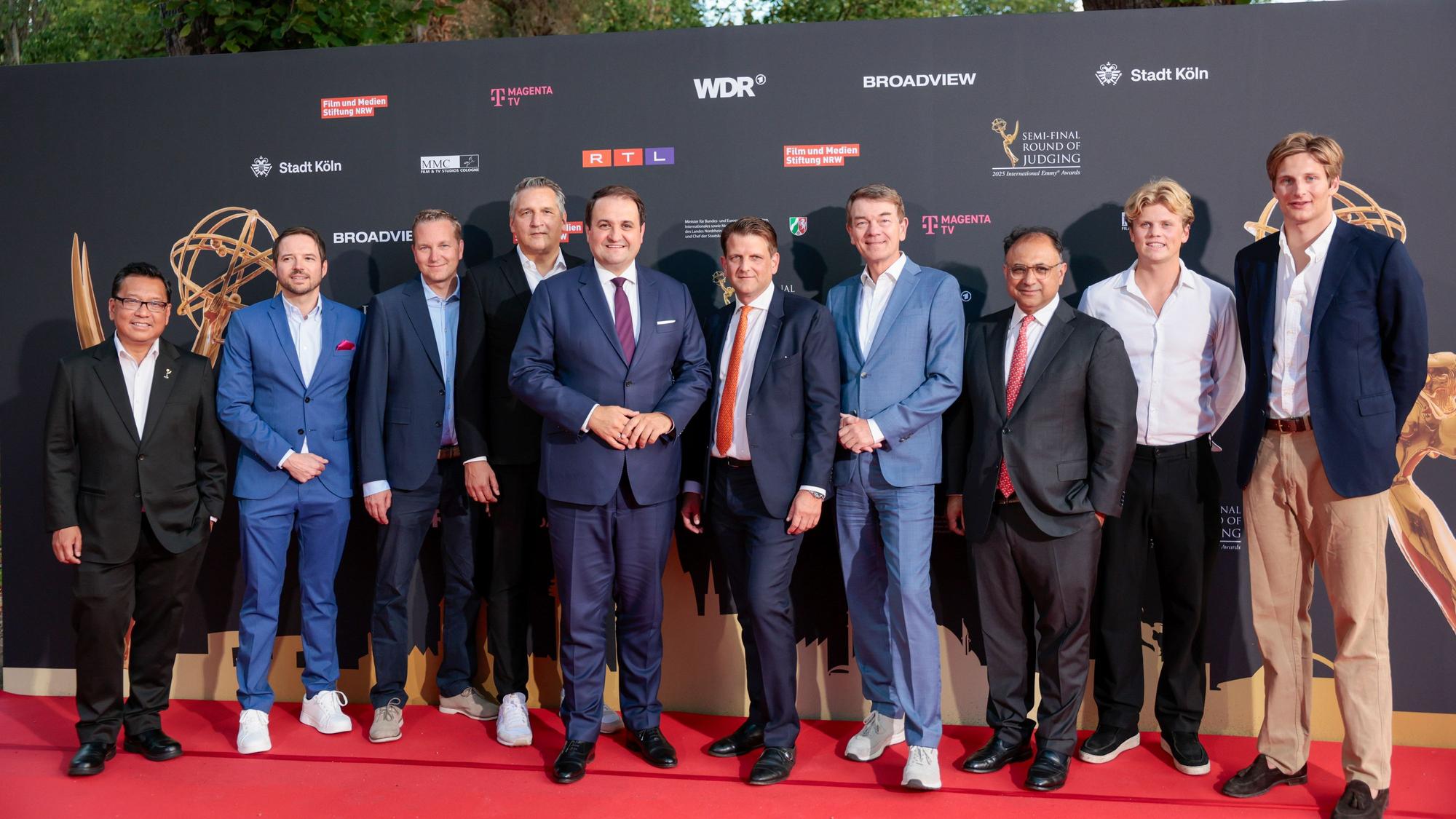 Produzent Leopold Hoesch (5.v.r.) lud unter anderem NRW-Medienminister Nathanael Liminski (5.v.l.) zu der Feier ein.