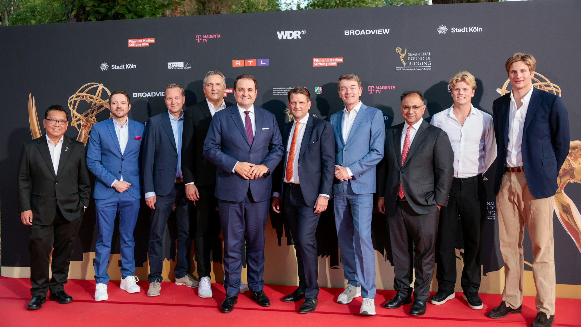 Produzent Leopold Hoesch (5.v.r.) lud unter anderem NRW-Medienminister Nathanael Liminski (5.v.l.) zu der Feier ein.