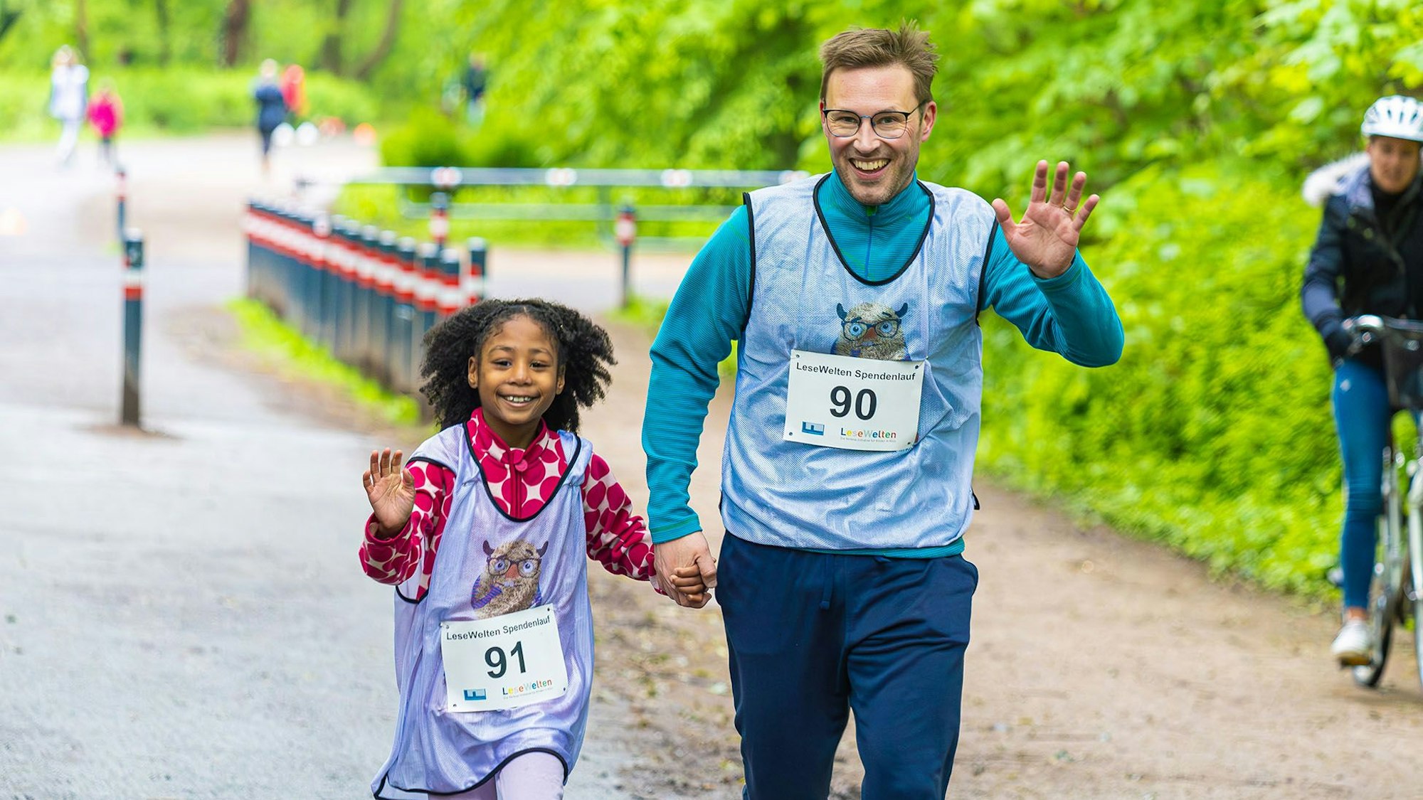 Kinder und Erwachsene laufen bei der Spendenaktion, um Geld für die Vorlese-Initiative zu sammeln.