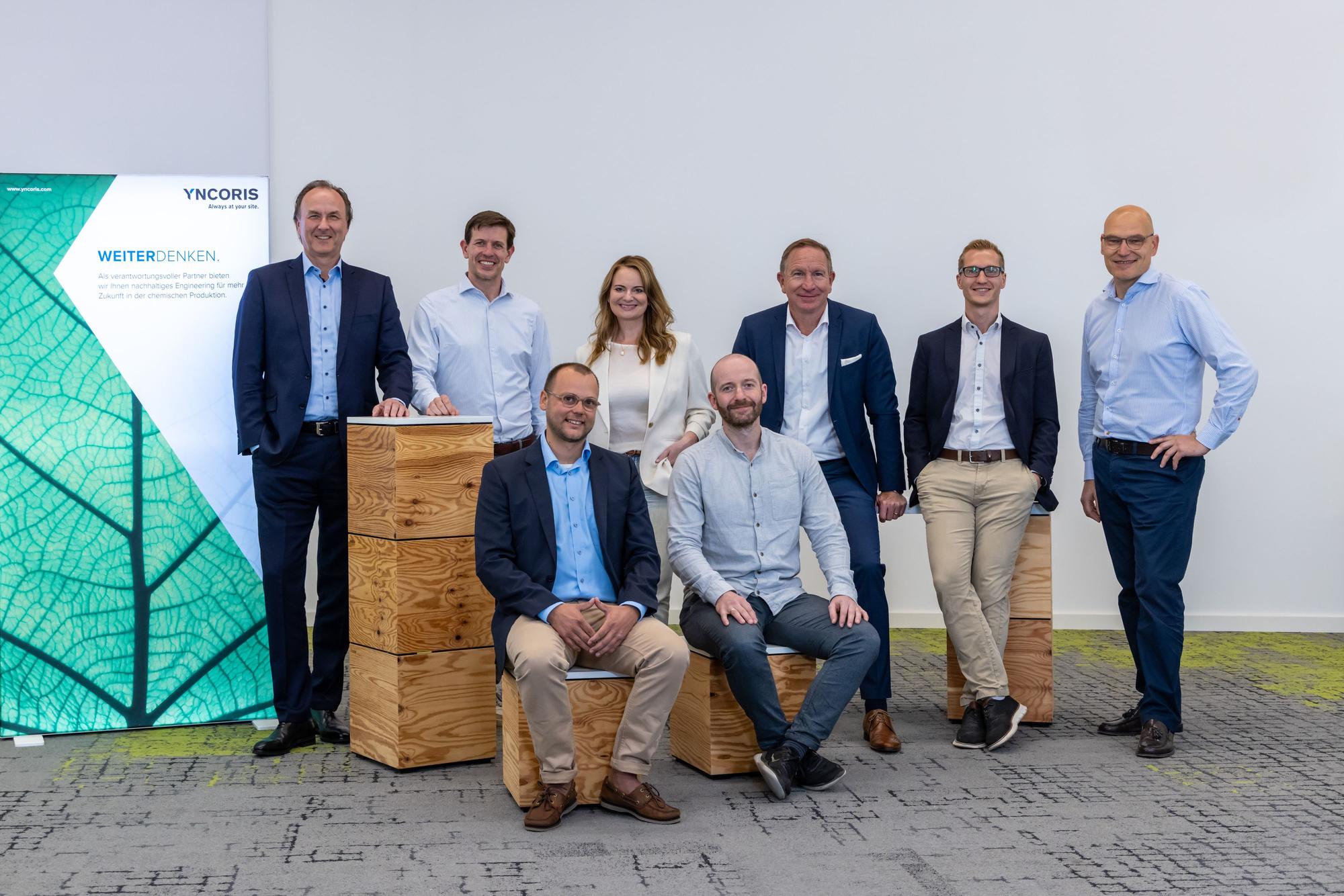 Das Foto zeigt eine Personengruppe vor einem Transparent.