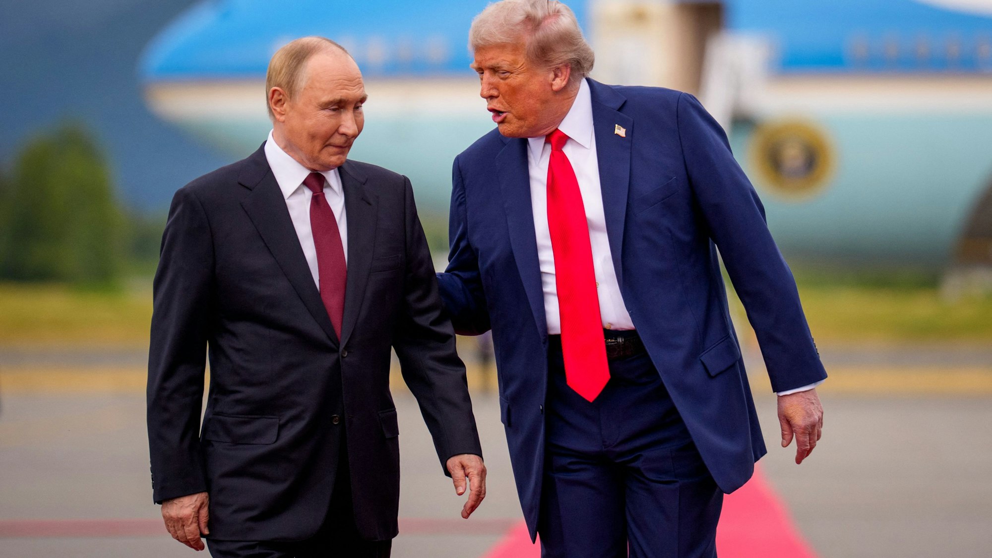 US-Präsident Donald Trump begrüßt Kremlchef Wladimir Putin vor Gesprächen am Flughafen in Anchorage auf einem roten Teppich. (Archivbild)