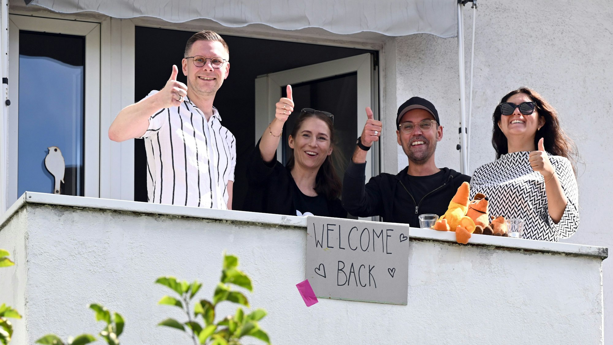 Maus-Fans auf einem benachbarten Balkon begrüßen die Figur liebevoll.