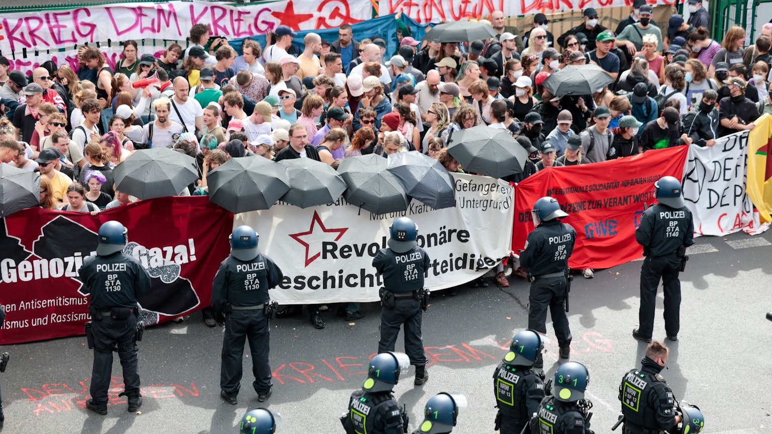 Vor den Toren der Deutz AG hatten sich rund 300 Personen versammelt.